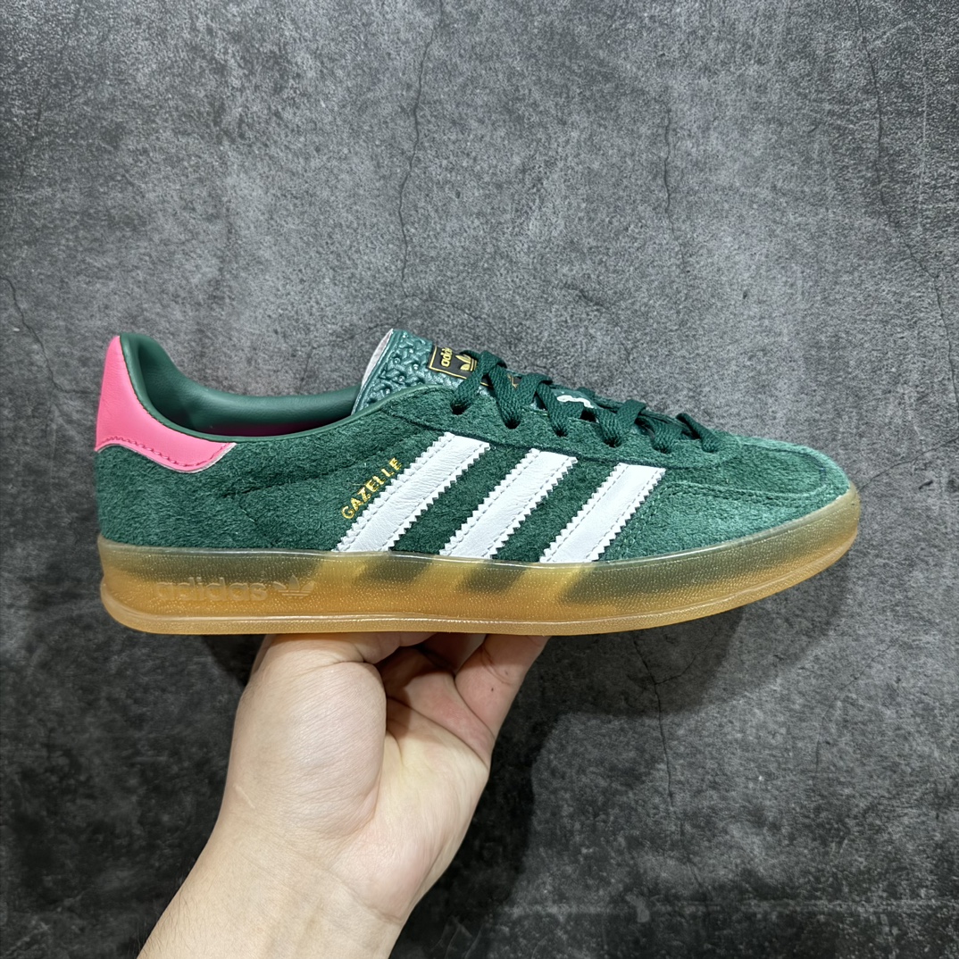 【纳帕软皮版】AD Original Gazelle Trainers 瞪羚室内鞋系列低帮复古百搭休闲运动德训风板鞋 IG5929n高端零售特供批次 原厂定制长毛翻毛皮组合环保纤维革鞋面材质 内置环保海玻璃鞋垫 外置RB橡胶大底 产品品控稳定性领先行业 原厂全套原楦原纸板冲刀磨具开发 原厂皮料加持 原厂港宝加持定型后跟R度完美 将复古进行到底 简约流畅 三十年不变经典 这款Gazelle运动鞋 无论面料、配色、质感或设计 都只在重现其1991年原款的经典 皮革鞋面 撞色三条纹和鞋跟标的设计 力求呈现90年代的经典复古风潮 Samba火热的同时 也带动了其它的复古鞋型 Gazelle便是其中一只 Gazelle Indoor拥有包边更宽的T字型鞋头 更好的保护运动员的前掌 浓浓的复古氛围感 非常适合现在流行的Cleanfit风格  尺码：35.5 36 36⅔ 37⅓ 38 38⅔ 39⅓ 40 40⅔ 41⅓ 42 42⅔ 43⅓ 44 44⅔ 45 编码：NMSA240260-鞋库