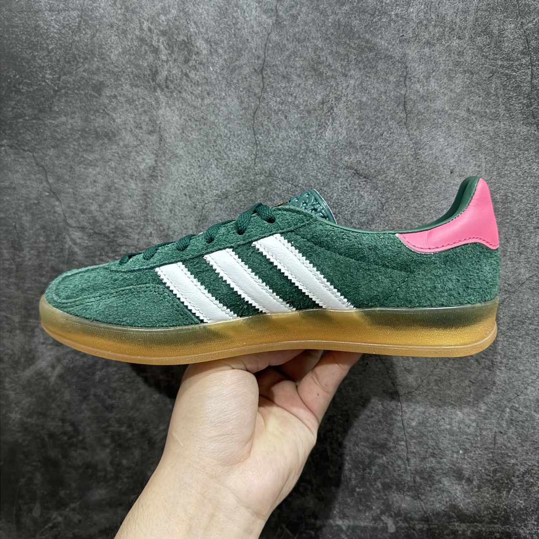 图片[2]-【纳帕软皮版】AD Original Gazelle Trainers 瞪羚室内鞋系列低帮复古百搭休闲运动德训风板鞋 IG5929n高端零售特供批次 原厂定制长毛翻毛皮组合环保纤维革鞋面材质 内置环保海玻璃鞋垫 外置RB橡胶大底 产品品控稳定性领先行业 原厂全套原楦原纸板冲刀磨具开发 原厂皮料加持 原厂港宝加持定型后跟R度完美 将复古进行到底 简约流畅 三十年不变经典 这款Gazelle运动鞋 无论面料、配色、质感或设计 都只在重现其1991年原款的经典 皮革鞋面 撞色三条纹和鞋跟标的设计 力求呈现90年代的经典复古风潮 Samba火热的同时 也带动了其它的复古鞋型 Gazelle便是其中一只 Gazelle Indoor拥有包边更宽的T字型鞋头 更好的保护运动员的前掌 浓浓的复古氛围感 非常适合现在流行的Cleanfit风格  尺码：35.5 36 36⅔ 37⅓ 38 38⅔ 39⅓ 40 40⅔ 41⅓ 42 42⅔ 43⅓ 44 44⅔ 45 编码：NMSA240260-鞋库