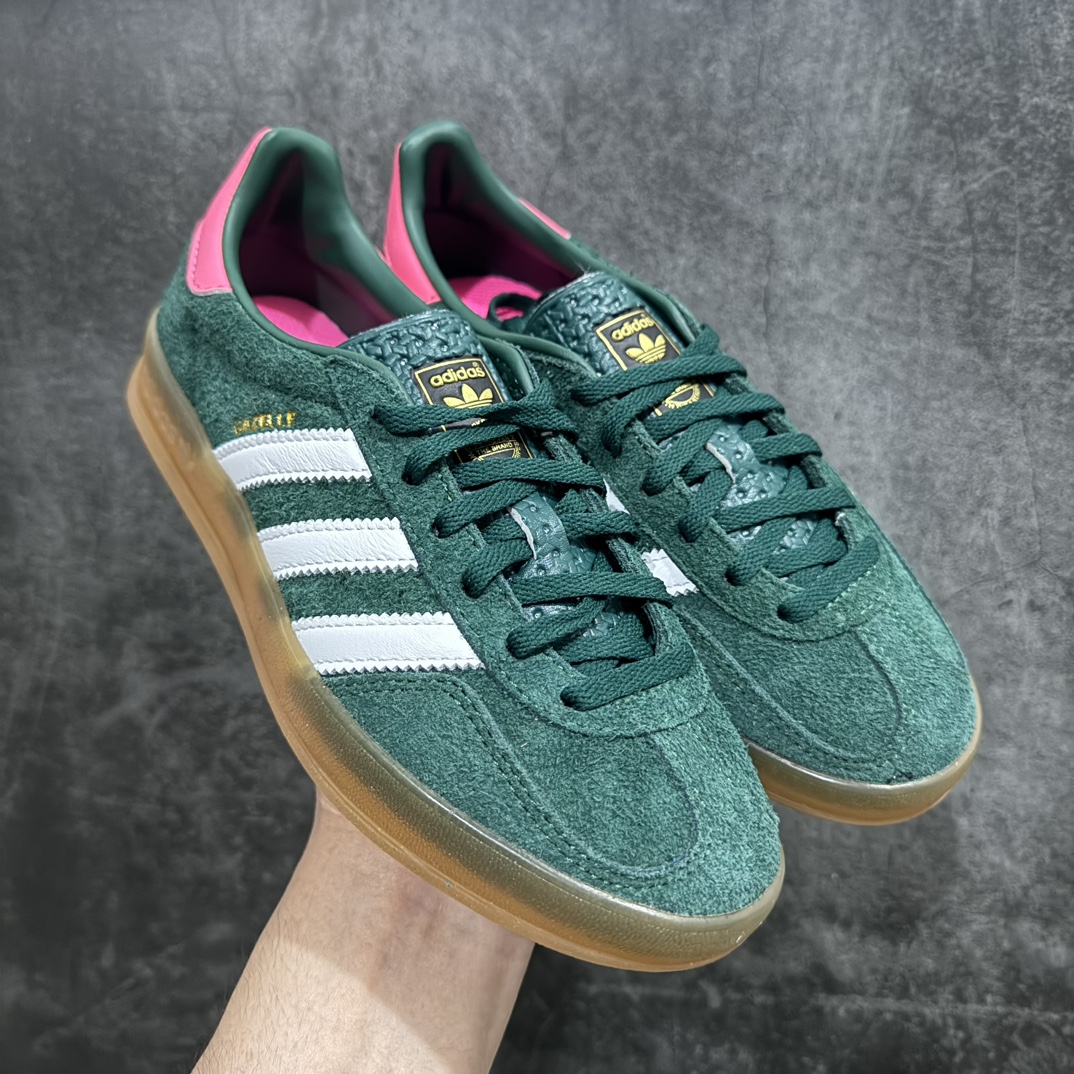 【纳帕软皮版】AD Original Gazelle Trainers 瞪羚室内鞋系列低帮复古百搭休闲运动德训风板鞋 IG5929n高端零售特供批次 原厂定制长毛翻毛皮组合环保纤维革鞋面材质 内置环保海玻璃鞋垫 外置RB橡胶大底 产品品控稳定性领先行业 原厂全套原楦原纸板冲刀磨具开发 原厂皮料加持 原厂港宝加持定型后跟R度完美 将复古进行到底 简约流畅 三十年不变经典 这款Gazelle运动鞋 无论面料、配色、质感或设计 都只在重现其1991年原款的经典 皮革鞋面 撞色三条纹和鞋跟标的设计 力求呈现90年代的经典复古风潮 Samba火热的同时 也带动了其它的复古鞋型 Gazelle便是其中一只 Gazelle Indoor拥有包边更宽的T字型鞋头 更好的保护运动员的前掌 浓浓的复古氛围感 非常适合现在流行的Cleanfit风格  尺码：35.5 36 36⅔ 37⅓ 38 38⅔ 39⅓ 40 40⅔ 41⅓ 42 42⅔ 43⅓ 44 44⅔ 45 编码：NMSA240260-莆田鞋批发中心