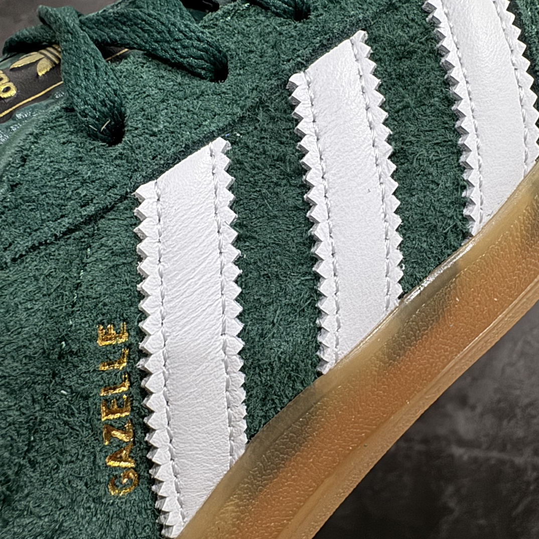 图片[3]-【纳帕软皮版】AD Original Gazelle Trainers 瞪羚室内鞋系列低帮复古百搭休闲运动德训风板鞋 IG5929n高端零售特供批次 原厂定制长毛翻毛皮组合环保纤维革鞋面材质 内置环保海玻璃鞋垫 外置RB橡胶大底 产品品控稳定性领先行业 原厂全套原楦原纸板冲刀磨具开发 原厂皮料加持 原厂港宝加持定型后跟R度完美 将复古进行到底 简约流畅 三十年不变经典 这款Gazelle运动鞋 无论面料、配色、质感或设计 都只在重现其1991年原款的经典 皮革鞋面 撞色三条纹和鞋跟标的设计 力求呈现90年代的经典复古风潮 Samba火热的同时 也带动了其它的复古鞋型 Gazelle便是其中一只 Gazelle Indoor拥有包边更宽的T字型鞋头 更好的保护运动员的前掌 浓浓的复古氛围感 非常适合现在流行的Cleanfit风格  尺码：35.5 36 36⅔ 37⅓ 38 38⅔ 39⅓ 40 40⅔ 41⅓ 42 42⅔ 43⅓ 44 44⅔ 45 编码：NMSA240260-莆田鞋批发中心