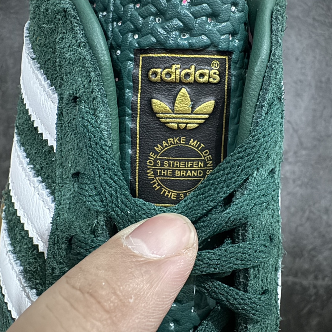 图片[5]-【纳帕软皮版】AD Original Gazelle Trainers 瞪羚室内鞋系列低帮复古百搭休闲运动德训风板鞋 IG5929n高端零售特供批次 原厂定制长毛翻毛皮组合环保纤维革鞋面材质 内置环保海玻璃鞋垫 外置RB橡胶大底 产品品控稳定性领先行业 原厂全套原楦原纸板冲刀磨具开发 原厂皮料加持 原厂港宝加持定型后跟R度完美 将复古进行到底 简约流畅 三十年不变经典 这款Gazelle运动鞋 无论面料、配色、质感或设计 都只在重现其1991年原款的经典 皮革鞋面 撞色三条纹和鞋跟标的设计 力求呈现90年代的经典复古风潮 Samba火热的同时 也带动了其它的复古鞋型 Gazelle便是其中一只 Gazelle Indoor拥有包边更宽的T字型鞋头 更好的保护运动员的前掌 浓浓的复古氛围感 非常适合现在流行的Cleanfit风格  尺码：35.5 36 36⅔ 37⅓ 38 38⅔ 39⅓ 40 40⅔ 41⅓ 42 42⅔ 43⅓ 44 44⅔ 45 编码：NMSA240260-莆田鞋批发中心