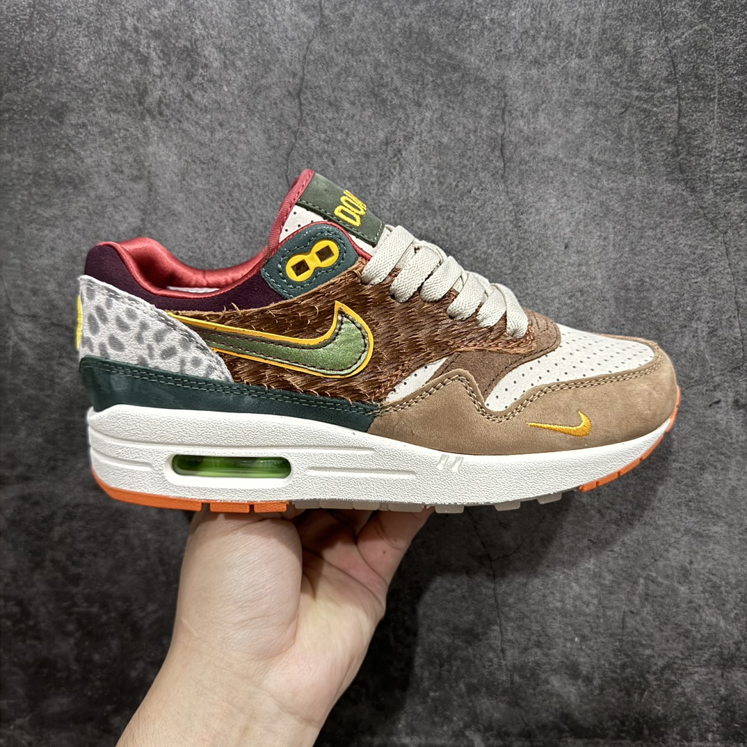 【外贸纯原 】Division Street x Nike Air Max 1 初代复古气垫慢跑鞋 DS联名 HQ2639-100n以鞋圈知名度贼高的 Oregon Ducks 为设计主题 在经典的 Air Max 1框架上 设计师直接在材质方面疯狂堆料 配合上多种多样的花纹 属于俄勒冈鸭的味道 简直快要从屏幕溢出来了 超高设计规格带来的 当然就是超高的辨识度 穿上街就是标准的视线减速带SIZE：36 36.5 37.5 38 38.5 39 40 40.5 41 42 42.5 43 44 44.5 45 46 47.5 编码：OW450470-鞋库