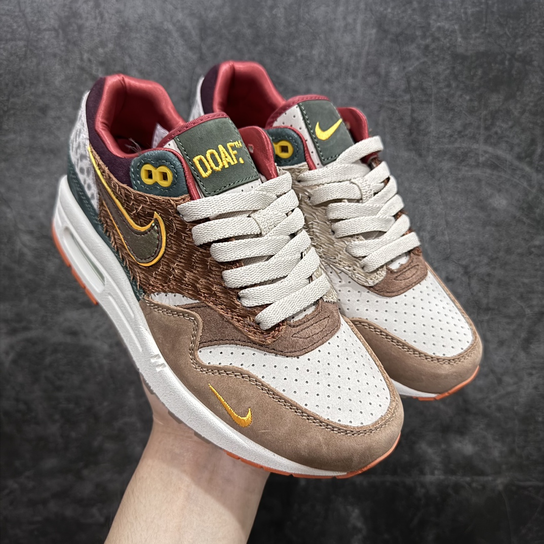 【外贸纯原 】Division Street x Nike Air Max 1 初代复古气垫慢跑鞋 DS联名 HQ2639-100n以鞋圈知名度贼高的 Oregon Ducks 为设计主题 在经典的 Air Max 1框架上 设计师直接在材质方面疯狂堆料 配合上多种多样的花纹 属于俄勒冈鸭的味道 简直快要从屏幕溢出来了 超高设计规格带来的 当然就是超高的辨识度 穿上街就是标准的视线减速带SIZE：36 36.5 37.5 38 38.5 39 40 40.5 41 42 42.5 43 44 44.5 45 46 47.5 编码：OW450470-鞋库