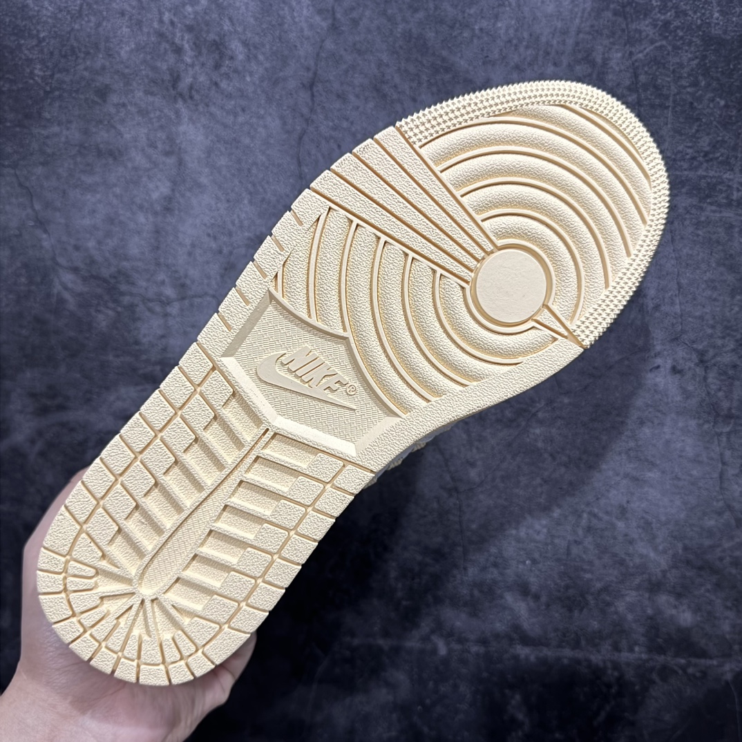 图片[9]-【纯原福利】Union Los Angeles x Bephie\’s Beauty Supply x Air Jordan AJ1 High OG\”Woven\” 三方联名米白灰编织 FD2565-100、FD2565 164、FD2565 100 知名大厂出品 外贸特供 整单全码套现 单色整单2000+ 之前4XX的东西 原楦原纸板开发 极致一眼正品既视感 原厂皮料 承诺百分百一致原鞋 鞋面清洁度最高QC检验标准 控制溢胶 飞翼3D高频深度立体 全市场仅此一家 鞋盒、防尘纸 均采购来自原厂 对于将于今年八月到来的 Union x Air Jordan 1 High OG 合作鞋款，其「一举一动」备受瞩目，尽管早前已有多家媒体进行了预测，但都具有较大不确定性，而近日揭开了真容。2023 款 Union x Air Jordan 1 High OG「WOVEN」向 Air Footscape Woven（一款以其不对称编织设计而闻名的生活方式跑鞋，于 2000 年代后期首次亮相。）轮廓致敬， 用元年款风格的「中性灰」配色，全皮革打造，整个鞋身包裹着编织细节，其他细节包括 Swoosh 上的狼灰色细节、「NK Air」鞋舌标签，以及侧后部带有外露的绿色缝线。「UN/LA」签名标签则是位于双色仿旧橡胶鞋底的外侧。后跟上的BBS联名则来自于主理人妻子的品牌Bephie\’s Beauty Supply，可以说这次算是三方合作。 尺码：36 36.5 37.5 38 38.5 39 40 41 42 42.5 43 44 44.5 45-选品中心