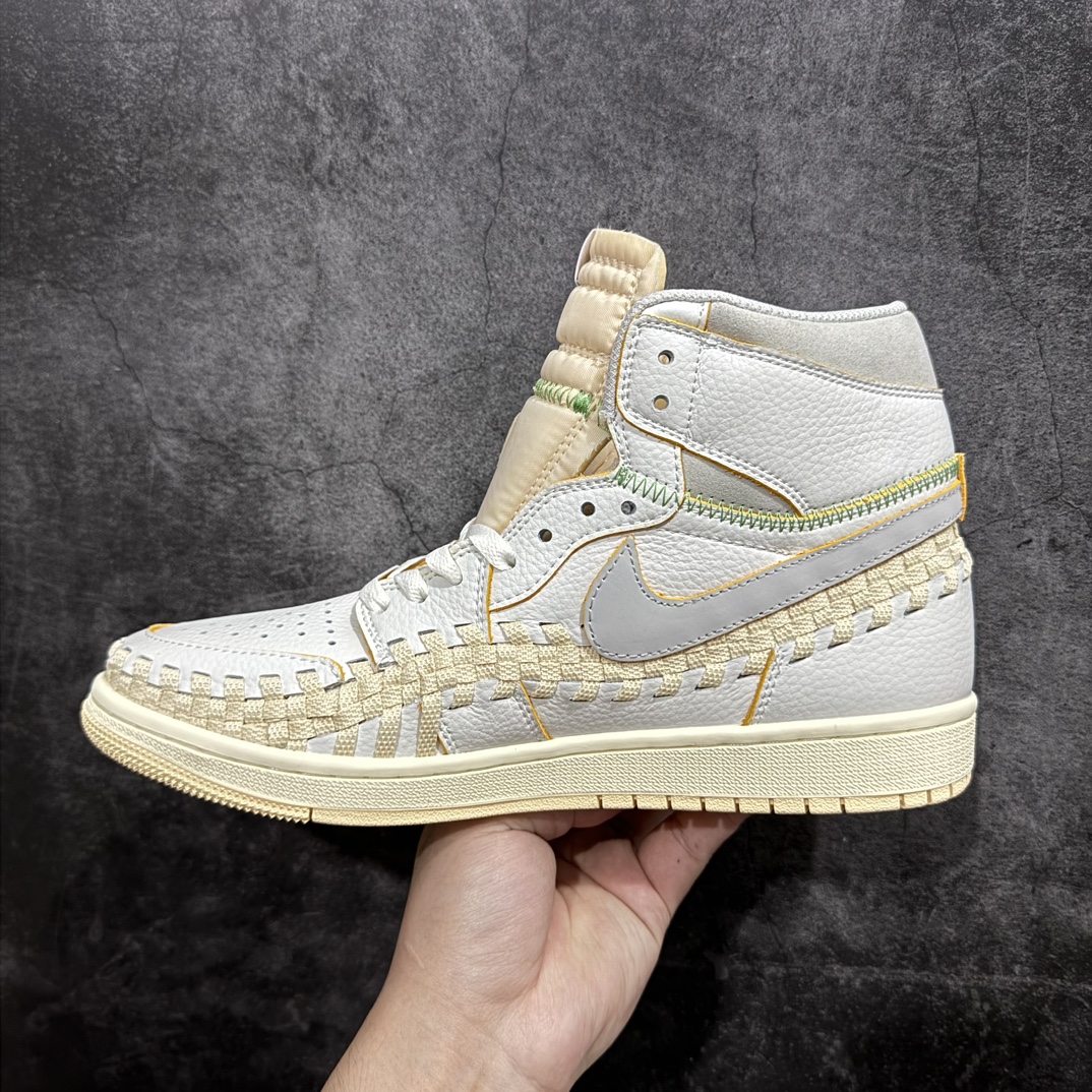 图片[2]-【纯原福利】Union Los Angeles x Bephie\’s Beauty Supply x Air Jordan AJ1 High OG\”Woven\” 三方联名米白灰编织 FD2565-100、FD2565 164、FD2565 100 知名大厂出品 外贸特供 整单全码套现 单色整单2000+ 之前4XX的东西 原楦原纸板开发 极致一眼正品既视感 原厂皮料 承诺百分百一致原鞋 鞋面清洁度最高QC检验标准 控制溢胶 飞翼3D高频深度立体 全市场仅此一家 鞋盒、防尘纸 均采购来自原厂 对于将于今年八月到来的 Union x Air Jordan 1 High OG 合作鞋款，其「一举一动」备受瞩目，尽管早前已有多家媒体进行了预测，但都具有较大不确定性，而近日揭开了真容。2023 款 Union x Air Jordan 1 High OG「WOVEN」向 Air Footscape Woven（一款以其不对称编织设计而闻名的生活方式跑鞋，于 2000 年代后期首次亮相。）轮廓致敬， 用元年款风格的「中性灰」配色，全皮革打造，整个鞋身包裹着编织细节，其他细节包括 Swoosh 上的狼灰色细节、「NK Air」鞋舌标签，以及侧后部带有外露的绿色缝线。「UN/LA」签名标签则是位于双色仿旧橡胶鞋底的外侧。后跟上的BBS联名则来自于主理人妻子的品牌Bephie\’s Beauty Supply，可以说这次算是三方合作。 尺码：36 36.5 37.5 38 38.5 39 40 41 42 42.5 43 44 44.5 45-选品中心