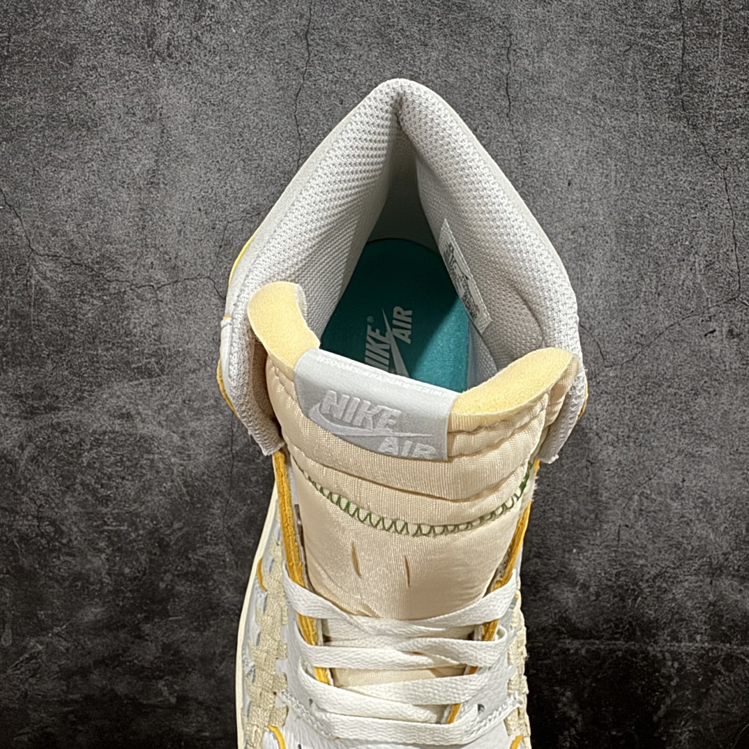 图片[8]-【纯原福利】Union Los Angeles x Bephie\’s Beauty Supply x Air Jordan AJ1 High OG\”Woven\” 三方联名米白灰编织 FD2565-100、FD2565 164、FD2565 100 知名大厂出品 外贸特供 整单全码套现 单色整单2000+ 之前4XX的东西 原楦原纸板开发 极致一眼正品既视感 原厂皮料 承诺百分百一致原鞋 鞋面清洁度最高QC检验标准 控制溢胶 飞翼3D高频深度立体 全市场仅此一家 鞋盒、防尘纸 均采购来自原厂 对于将于今年八月到来的 Union x Air Jordan 1 High OG 合作鞋款，其「一举一动」备受瞩目，尽管早前已有多家媒体进行了预测，但都具有较大不确定性，而近日揭开了真容。2023 款 Union x Air Jordan 1 High OG「WOVEN」向 Air Footscape Woven（一款以其不对称编织设计而闻名的生活方式跑鞋，于 2000 年代后期首次亮相。）轮廓致敬， 用元年款风格的「中性灰」配色，全皮革打造，整个鞋身包裹着编织细节，其他细节包括 Swoosh 上的狼灰色细节、「NK Air」鞋舌标签，以及侧后部带有外露的绿色缝线。「UN/LA」签名标签则是位于双色仿旧橡胶鞋底的外侧。后跟上的BBS联名则来自于主理人妻子的品牌Bephie\’s Beauty Supply，可以说这次算是三方合作。 尺码：36 36.5 37.5 38 38.5 39 40 41 42 42.5 43 44 44.5 45-选品中心