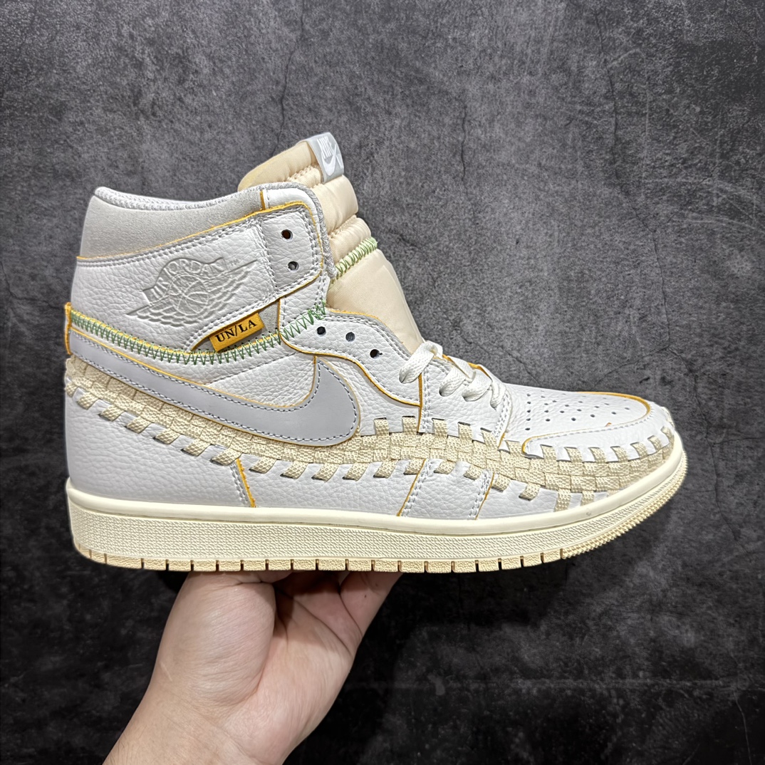【纯原福利】Union Los Angeles x Bephie\’s Beauty Supply x Air Jordan AJ1 High OG\”Woven\” 三方联名米白灰编织 FD2565-100、FD2565 164、FD2565 100 知名大厂出品 外贸特供 整单全码套现 单色整单2000+ 之前4XX的东西 原楦原纸板开发 极致一眼正品既视感 原厂皮料 承诺百分百一致原鞋 鞋面清洁度最高QC检验标准 控制溢胶 飞翼3D高频深度立体 全市场仅此一家 鞋盒、防尘纸 均采购来自原厂 对于将于今年八月到来的 Union x Air Jordan 1 High OG 合作鞋款，其「一举一动」备受瞩目，尽管早前已有多家媒体进行了预测，但都具有较大不确定性，而近日揭开了真容。2023 款 Union x Air Jordan 1 High OG「WOVEN」向 Air Footscape Woven（一款以其不对称编织设计而闻名的生活方式跑鞋，于 2000 年代后期首次亮相。）轮廓致敬， 用元年款风格的「中性灰」配色，全皮革打造，整个鞋身包裹着编织细节，其他细节包括 Swoosh 上的狼灰色细节、「NK Air」鞋舌标签，以及侧后部带有外露的绿色缝线。「UN/LA」签名标签则是位于双色仿旧橡胶鞋底的外侧。后跟上的BBS联名则来自于主理人妻子的品牌Bephie\’s Beauty Supply，可以说这次算是三方合作。 尺码：36 36.5 37.5 38 38.5 39 40 41 42 42.5 43 44 44.5 45-选品中心