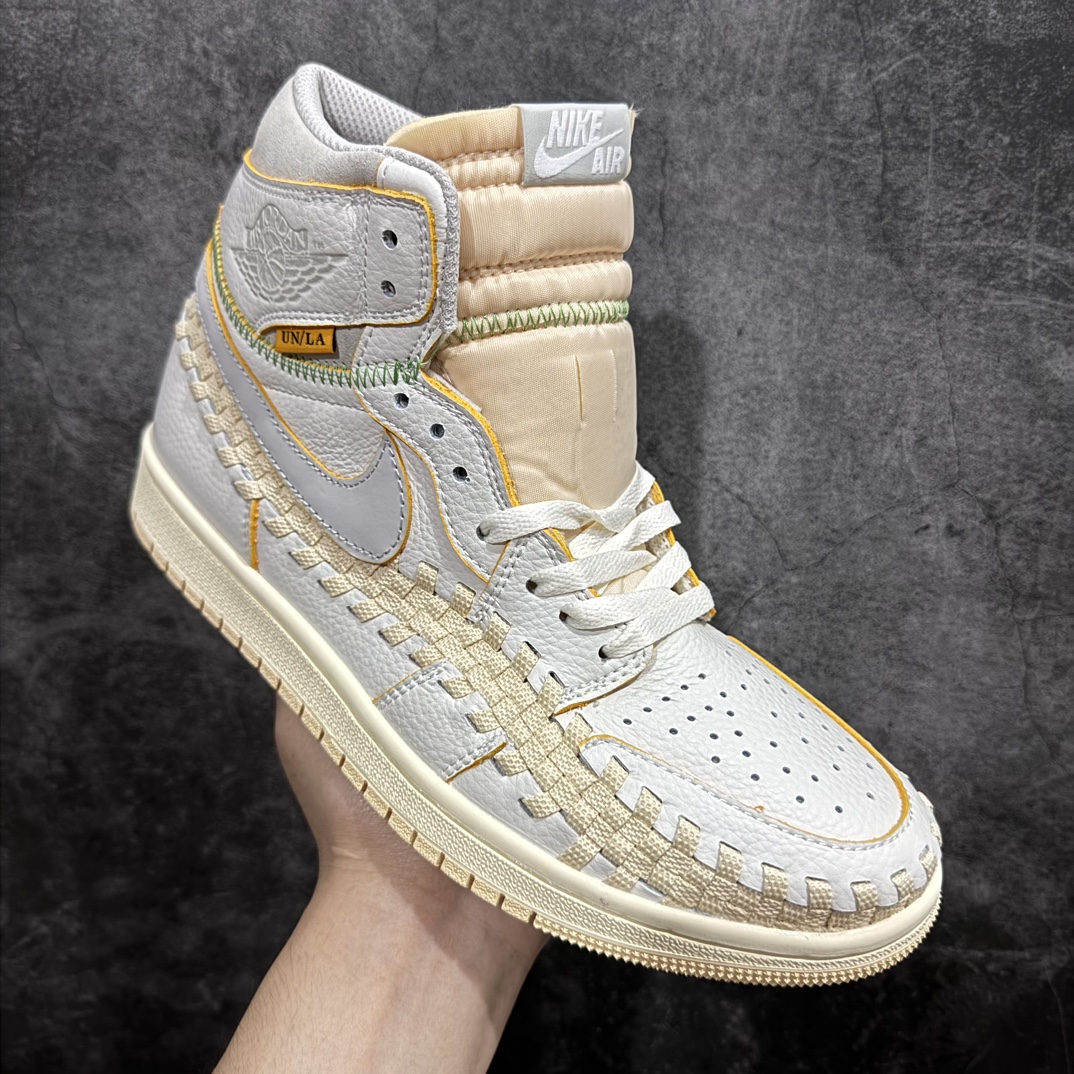 图片[3]-【纯原福利】Union Los Angeles x Bephie\’s Beauty Supply x Air Jordan AJ1 High OG\”Woven\” 三方联名米白灰编织 FD2565-100、FD2565 164、FD2565 100 知名大厂出品 外贸特供 整单全码套现 单色整单2000+ 之前4XX的东西 原楦原纸板开发 极致一眼正品既视感 原厂皮料 承诺百分百一致原鞋 鞋面清洁度最高QC检验标准 控制溢胶 飞翼3D高频深度立体 全市场仅此一家 鞋盒、防尘纸 均采购来自原厂 对于将于今年八月到来的 Union x Air Jordan 1 High OG 合作鞋款，其「一举一动」备受瞩目，尽管早前已有多家媒体进行了预测，但都具有较大不确定性，而近日揭开了真容。2023 款 Union x Air Jordan 1 High OG「WOVEN」向 Air Footscape Woven（一款以其不对称编织设计而闻名的生活方式跑鞋，于 2000 年代后期首次亮相。）轮廓致敬， 用元年款风格的「中性灰」配色，全皮革打造，整个鞋身包裹着编织细节，其他细节包括 Swoosh 上的狼灰色细节、「NK Air」鞋舌标签，以及侧后部带有外露的绿色缝线。「UN/LA」签名标签则是位于双色仿旧橡胶鞋底的外侧。后跟上的BBS联名则来自于主理人妻子的品牌Bephie\’s Beauty Supply，可以说这次算是三方合作。 尺码：36 36.5 37.5 38 38.5 39 40 41 42 42.5 43 44 44.5 45-选品中心