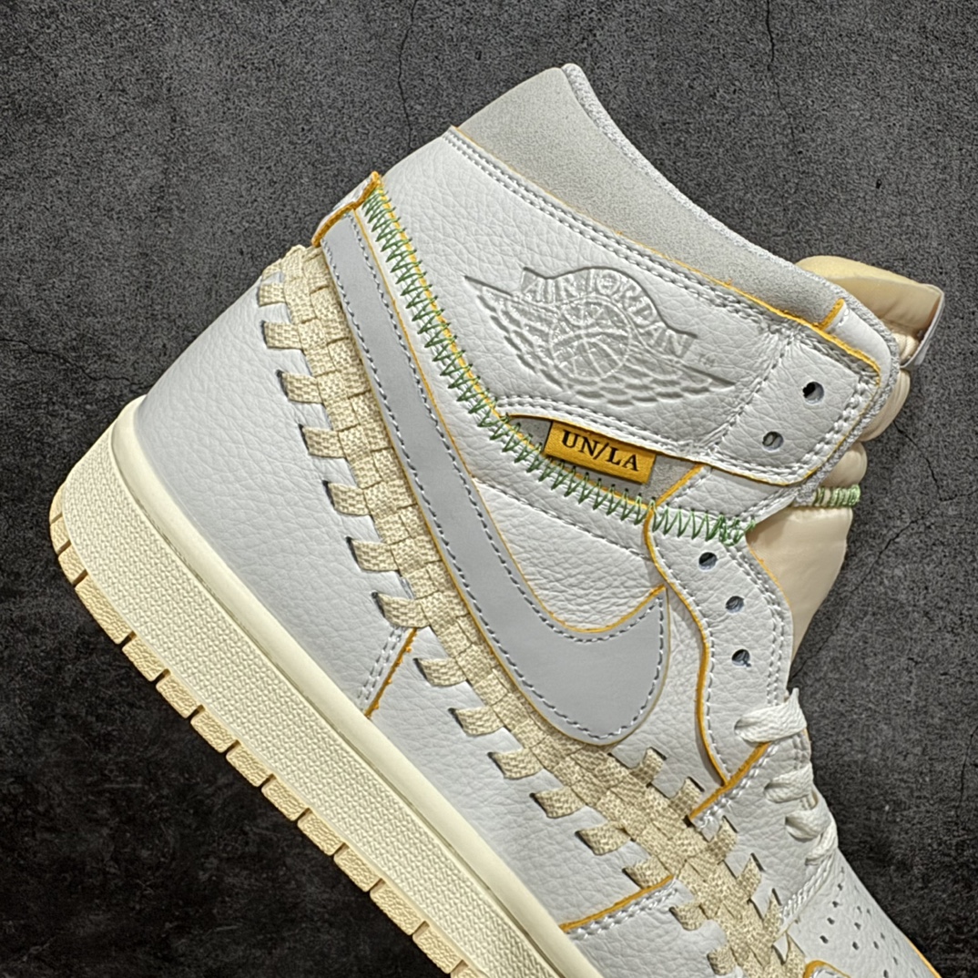 图片[7]-【纯原福利】Union Los Angeles x Bephie\’s Beauty Supply x Air Jordan AJ1 High OG\”Woven\” 三方联名米白灰编织 FD2565-100、FD2565 164、FD2565 100 知名大厂出品 外贸特供 整单全码套现 单色整单2000+ 之前4XX的东西 原楦原纸板开发 极致一眼正品既视感 原厂皮料 承诺百分百一致原鞋 鞋面清洁度最高QC检验标准 控制溢胶 飞翼3D高频深度立体 全市场仅此一家 鞋盒、防尘纸 均采购来自原厂 对于将于今年八月到来的 Union x Air Jordan 1 High OG 合作鞋款，其「一举一动」备受瞩目，尽管早前已有多家媒体进行了预测，但都具有较大不确定性，而近日揭开了真容。2023 款 Union x Air Jordan 1 High OG「WOVEN」向 Air Footscape Woven（一款以其不对称编织设计而闻名的生活方式跑鞋，于 2000 年代后期首次亮相。）轮廓致敬， 用元年款风格的「中性灰」配色，全皮革打造，整个鞋身包裹着编织细节，其他细节包括 Swoosh 上的狼灰色细节、「NK Air」鞋舌标签，以及侧后部带有外露的绿色缝线。「UN/LA」签名标签则是位于双色仿旧橡胶鞋底的外侧。后跟上的BBS联名则来自于主理人妻子的品牌Bephie\’s Beauty Supply，可以说这次算是三方合作。 尺码：36 36.5 37.5 38 38.5 39 40 41 42 42.5 43 44 44.5 45-选品中心