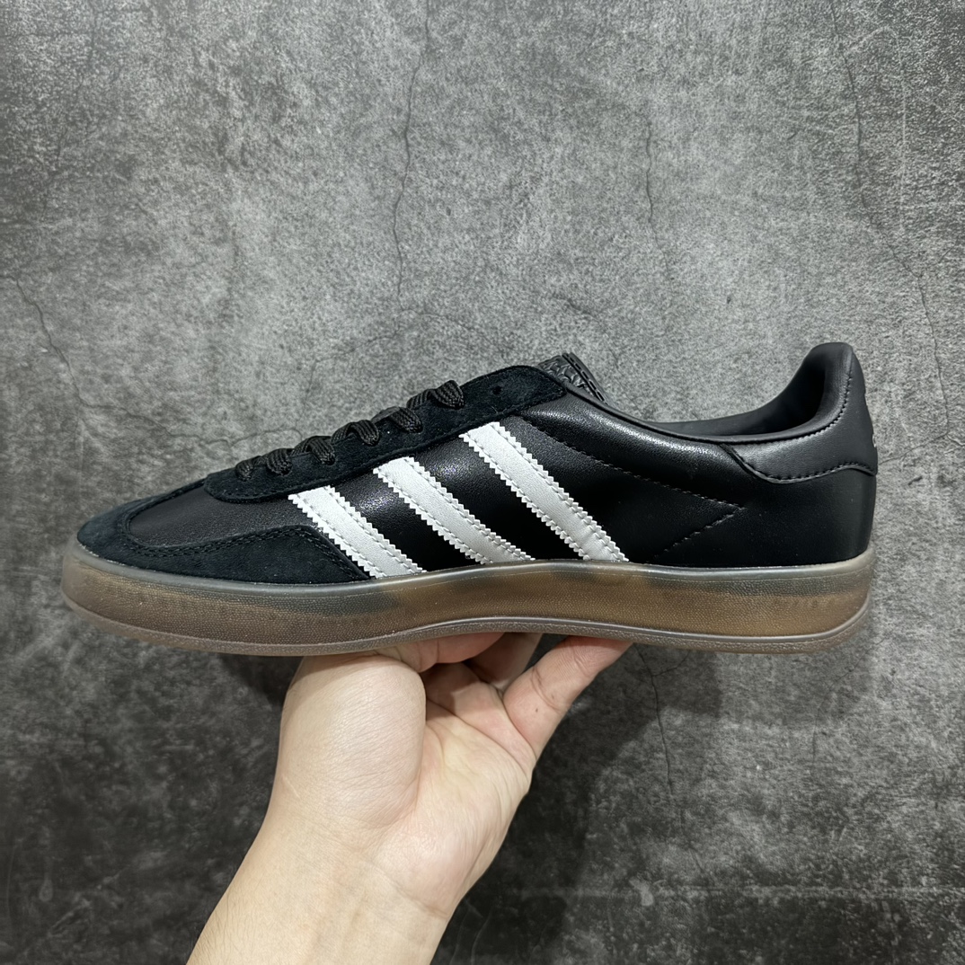 图片[2]-【纯原神版】AD Gazelle Indoor Trainers 羚羊内训系列低帮复古百搭休闲运动德训风板鞋 JH8837n90年代经典的复刻版！自60年代以足球训练鞋面世以来,Gazelle就以其经典设计席卷全球。1991年版本的复刻,再造经典Gazelle。采用皮革打造,搭配浊色细节,让这款经典更加简约。 尺码：36 36⅔ 37⅓ 38 38⅔ 39⅓ 40 40⅔ 41⅓ 42 42⅔ 43⅓ 44 45 编码：DZ210240-鞋库