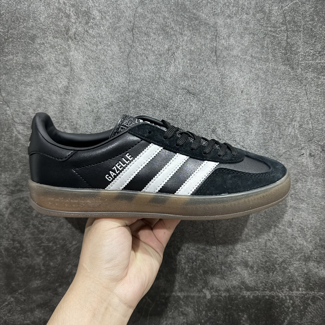 【纯原神版】AD Gazelle Indoor Trainers 羚羊内训系列低帮复古百搭休闲运动德训风板鞋 JH8837n90年代经典的复刻版！自60年代以足球训练鞋面世以来,Gazelle就以其经典设计席卷全球。1991年版本的复刻,再造经典Gazelle。采用皮革打造,搭配浊色细节,让这款经典更加简约。 尺码：36 36⅔ 37⅓ 38 38⅔ 39⅓ 40 40⅔ 41⅓ 42 42⅔ 43⅓ 44 45 编码：DZ210240-鞋库