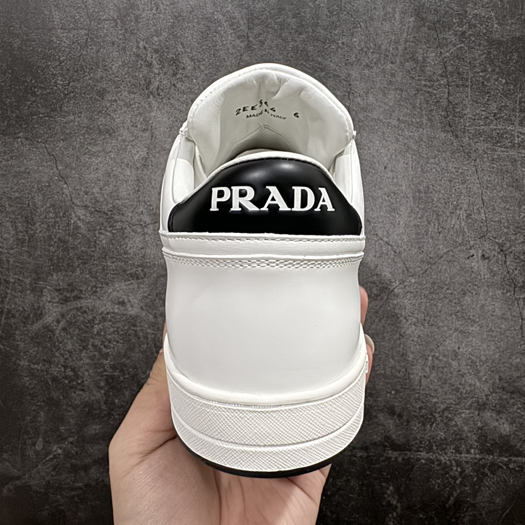 图片[4]-【海淘专供版】PRADA 普拉达 Prada Downtown 低帮休闲板鞋n海淘代购同渠道品质 高端零售 外贸充正专供 原版购入开发 ZP级全套包装 完美楦型 原楦数据开发版型 采用粒面头层牛皮鞋面材质内嵌灌注式 PU乳胶缓震鞋垫外 置3.5cmTPR抽真空橡胶鞋底 原版定制标志性的珐琅三角形金属徽标  尺码：39 40 41 42 43 44 45 46 47 皮鞋尺码 比运动鞋偏大一码编号：DF540570-鞋库