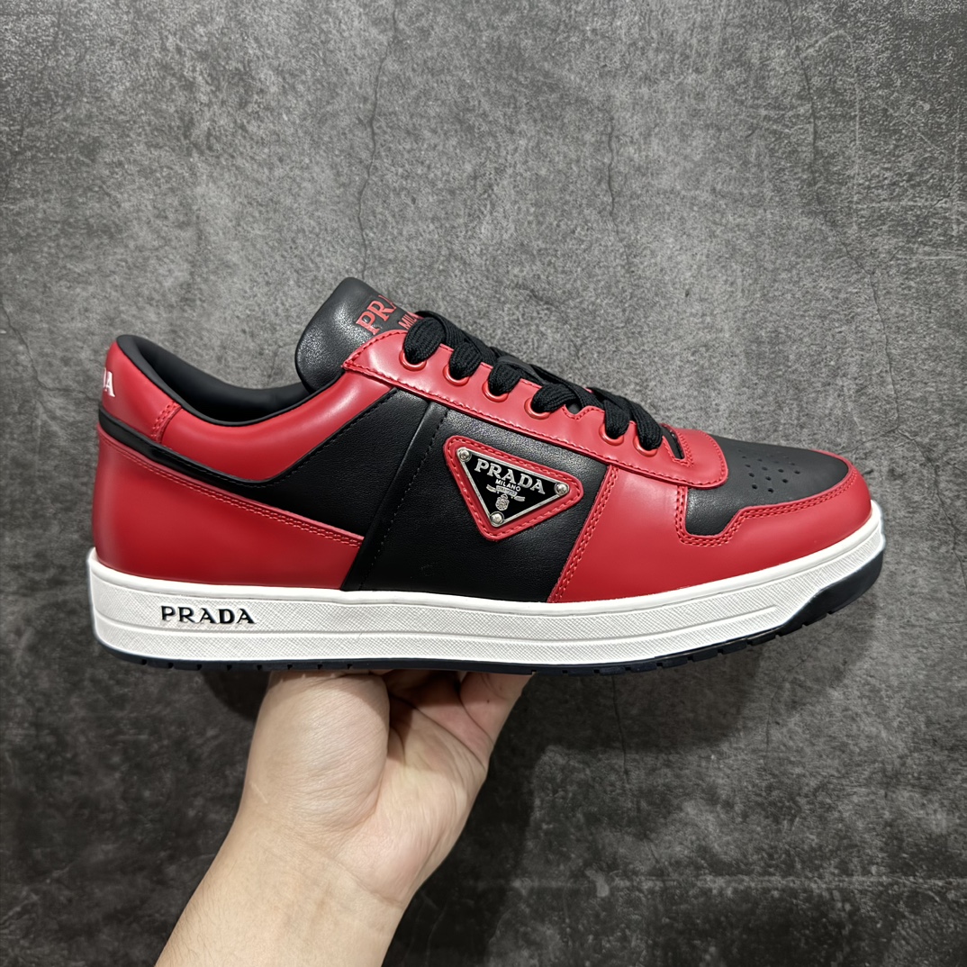 【海淘专供版】PRADA 普拉达 Prada Downtown 低帮休闲板鞋n海淘代购同渠道品质 高端零售 外贸充正专供 原版购入开发 ZP级全套包装 完美楦型 原楦数据开发版型 采用粒面头层牛皮鞋面材质内嵌灌注式 PU乳胶缓震鞋垫外 置3.5cmTPR抽真空橡胶鞋底 原版定制标志性的珐琅三角形金属徽标  尺码：39 40 41 42 43 44 45 46 47 皮鞋尺码 比运动鞋偏大一码编号：DF540570-莆田鞋批发中心