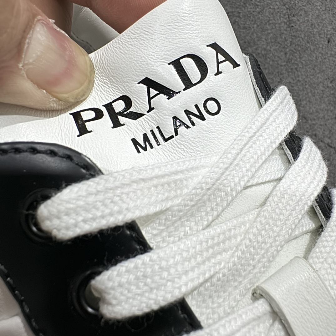 图片[7]-【海淘专供版】PRADA 普拉达 Prada Downtown 低帮休闲板鞋n海淘代购同渠道品质 高端零售 外贸充正专供 原版购入开发 ZP级全套包装 完美楦型 原楦数据开发版型 采用粒面头层牛皮鞋面材质内嵌灌注式 PU乳胶缓震鞋垫外 置3.5cmTPR抽真空橡胶鞋底 原版定制标志性的珐琅三角形金属徽标  尺码：39 40 41 42 43 44 45 46 47 皮鞋尺码 比运动鞋偏大一码编号：DF540570-鞋库