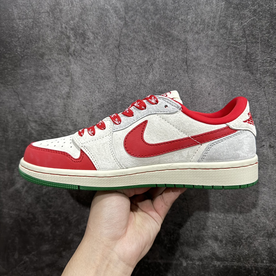 图片[2]-【定制版】Travis Scott x Fragment Design x Air Jordan 1 Low OG SP AJ1 乔1 古驰北面联名-圣诞节 低帮文化休闲板鞋 AG3702-800rn#多方联名合作融合了Travis Scott 独特的音乐风格，藤原浩个性的设计风格以及Jordan品牌的经典元素 使其成为一双具有独特身份和价值的鞋子 清新而立体的外观加上联名标识更突出了其独特身份 这种配色方案显示出活力和时尚感 在视觉上引人注目  鞋身的质感和细腻的细节处理使其显得高端而格调十足  这款“倒钩”联名是设计与创意完美结合  融合多方的个性风格是一款备受瞩目的潮流鞋款r 尺码：36 36.5 37.5 38 38.5 39 40 40.5 41 42 42.5 43 44 44.5 45  编码：HXS340360-鞋库