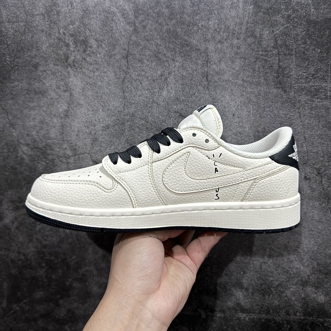 图片[2]-【定制版】Travis Scott x Fragment Design x Air Jordan 1 Low OG SP AJ1 乔1 Supreme北面联名-米白黑尾 低帮文化休闲板鞋 DIY1688-004rn#多方联名合作融合了Travis Scott 独特的音乐风格，藤原浩个性的设计风格以及Jordan品牌的经典元素 使其成为一双具有独特身份和价值的鞋子 清新而立体的外观加上联名标识更突出了其独特身份 这种配色方案显示出活力和时尚感 在视觉上引人注目  鞋身的质感和细腻的细节处理使其显得高端而格调十足  这款“倒钩”联名是设计与创意完美结合  融合多方的个性风格是一款备受瞩目的潮流鞋款r 尺码：36 36.5 37.5 38 38.5 39 40 40.5 41 42 42.5 43 44 44.5 45  编码：HXS320340-鞋库