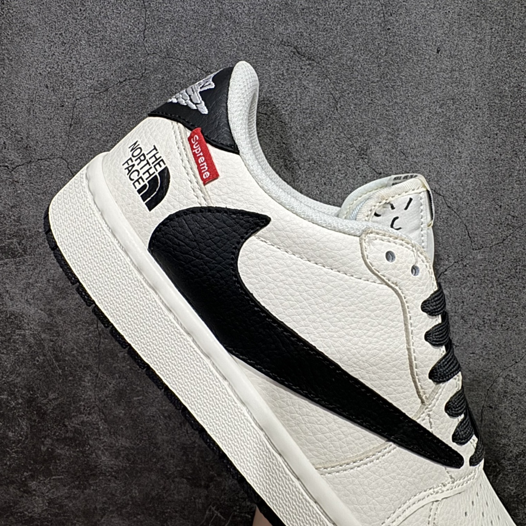 图片[7]-【定制版】Travis Scott x Fragment Design x Air Jordan 1 Low OG SP AJ1 乔1 Supreme北面联名-米白黑尾 低帮文化休闲板鞋 DIY1688-004rn#多方联名合作融合了Travis Scott 独特的音乐风格，藤原浩个性的设计风格以及Jordan品牌的经典元素 使其成为一双具有独特身份和价值的鞋子 清新而立体的外观加上联名标识更突出了其独特身份 这种配色方案显示出活力和时尚感 在视觉上引人注目  鞋身的质感和细腻的细节处理使其显得高端而格调十足  这款“倒钩”联名是设计与创意完美结合  融合多方的个性风格是一款备受瞩目的潮流鞋款r 尺码：36 36.5 37.5 38 38.5 39 40 40.5 41 42 42.5 43 44 44.5 45  编码：HXS320340-鞋库