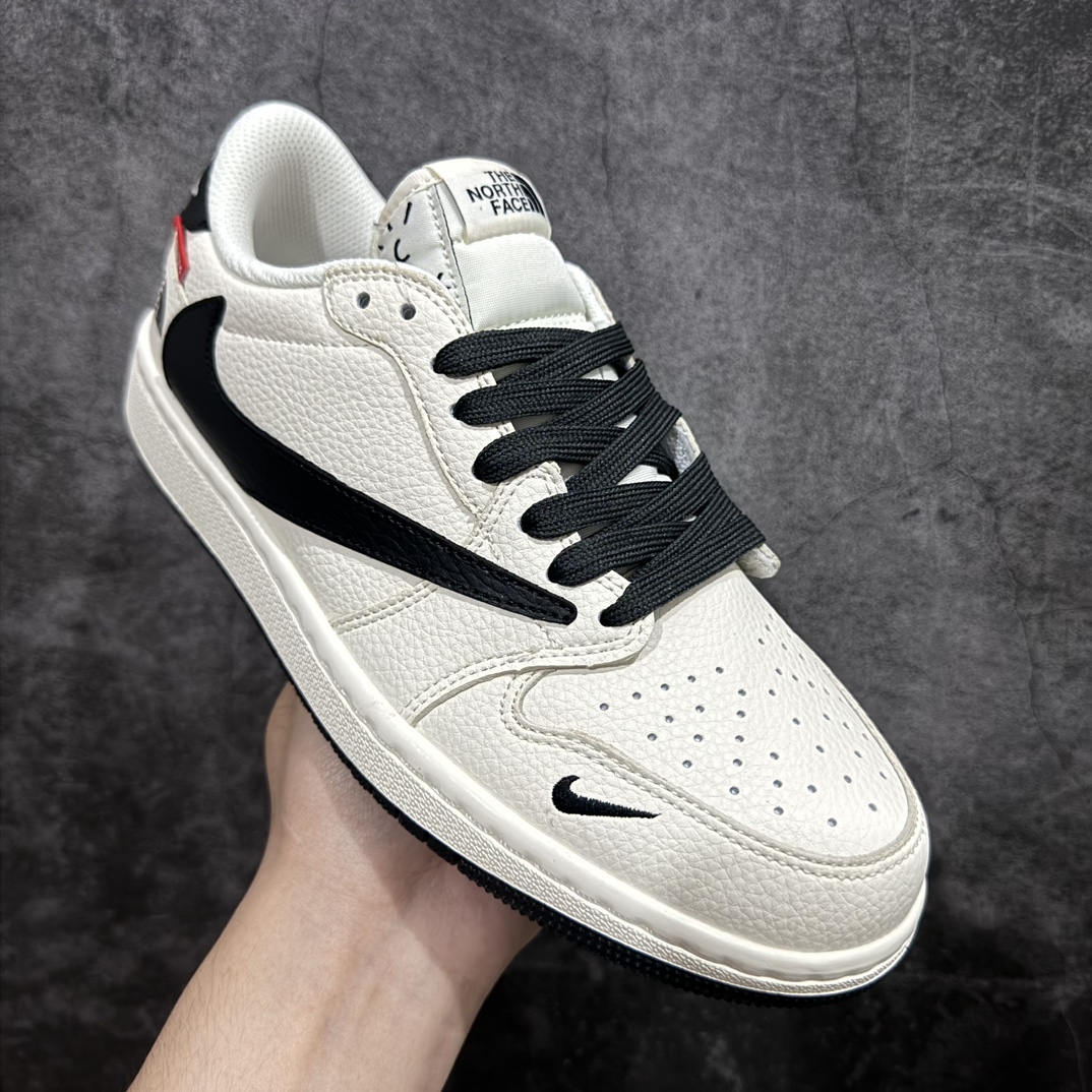 图片[3]-【定制版】Travis Scott x Fragment Design x Air Jordan 1 Low OG SP AJ1 乔1 Supreme北面联名-米白黑尾 低帮文化休闲板鞋 DIY1688-004rn#多方联名合作融合了Travis Scott 独特的音乐风格，藤原浩个性的设计风格以及Jordan品牌的经典元素 使其成为一双具有独特身份和价值的鞋子 清新而立体的外观加上联名标识更突出了其独特身份 这种配色方案显示出活力和时尚感 在视觉上引人注目  鞋身的质感和细腻的细节处理使其显得高端而格调十足  这款“倒钩”联名是设计与创意完美结合  融合多方的个性风格是一款备受瞩目的潮流鞋款r 尺码：36 36.5 37.5 38 38.5 39 40 40.5 41 42 42.5 43 44 44.5 45  编码：HXS320340-鞋库