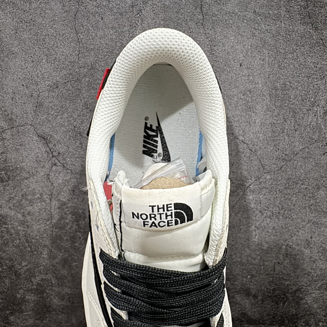 图片[8]-【定制版】Travis Scott x Fragment Design x Air Jordan 1 Low OG SP AJ1 乔1 Supreme北面联名-米白黑尾 低帮文化休闲板鞋 DIY1688-004rn#多方联名合作融合了Travis Scott 独特的音乐风格，藤原浩个性的设计风格以及Jordan品牌的经典元素 使其成为一双具有独特身份和价值的鞋子 清新而立体的外观加上联名标识更突出了其独特身份 这种配色方案显示出活力和时尚感 在视觉上引人注目  鞋身的质感和细腻的细节处理使其显得高端而格调十足  这款“倒钩”联名是设计与创意完美结合  融合多方的个性风格是一款备受瞩目的潮流鞋款r 尺码：36 36.5 37.5 38 38.5 39 40 40.5 41 42 42.5 43 44 44.5 45  编码：HXS320340-鞋库