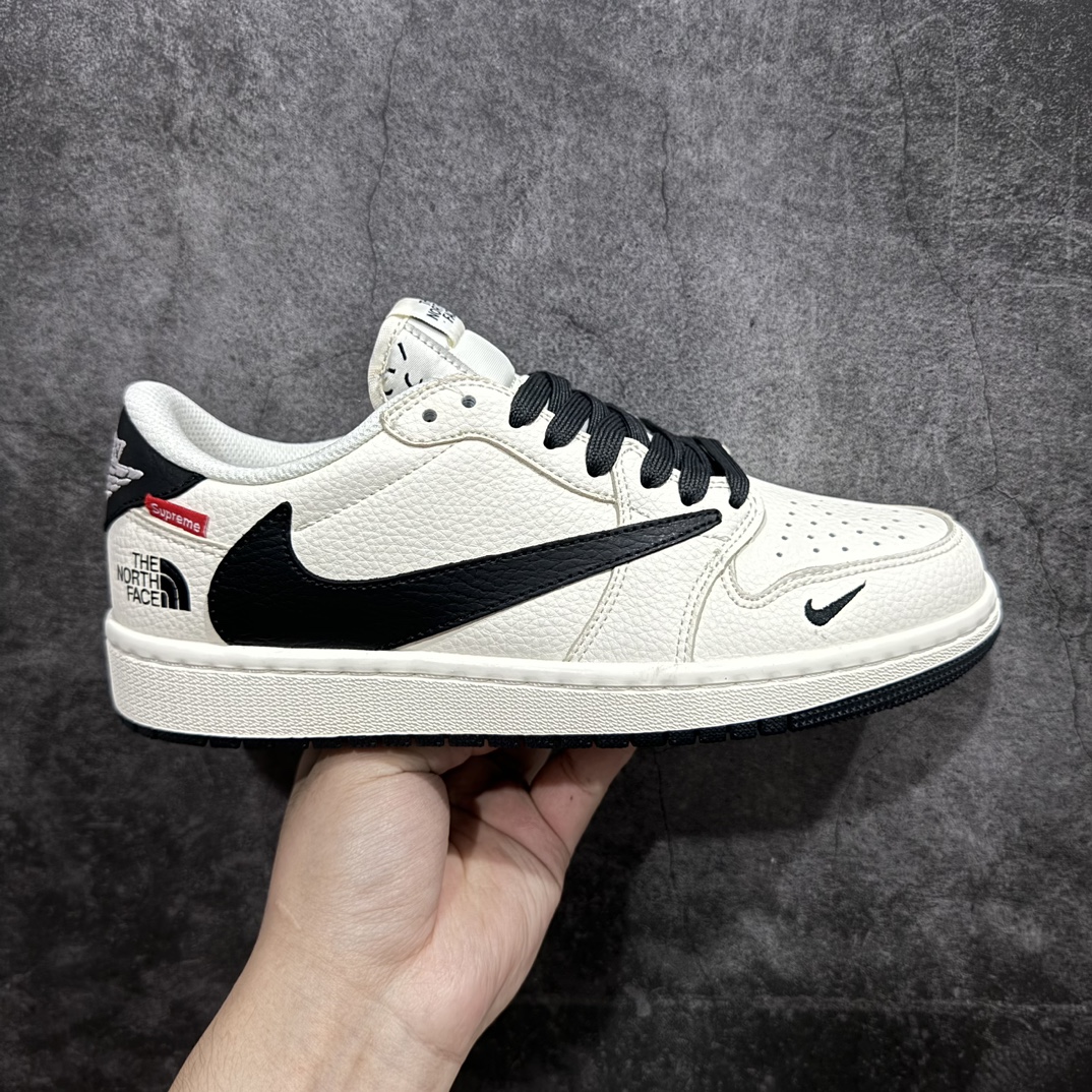 【定制版】Travis Scott x Fragment Design x Air Jordan 1 Low OG SP AJ1 乔1 Supreme北面联名-米白黑尾 低帮文化休闲板鞋 DIY1688-004rn#多方联名合作融合了Travis Scott 独特的音乐风格，藤原浩个性的设计风格以及Jordan品牌的经典元素 使其成为一双具有独特身份和价值的鞋子 清新而立体的外观加上联名标识更突出了其独特身份 这种配色方案显示出活力和时尚感 在视觉上引人注目  鞋身的质感和细腻的细节处理使其显得高端而格调十足  这款“倒钩”联名是设计与创意完美结合  融合多方的个性风格是一款备受瞩目的潮流鞋款r 尺码：36 36.5 37.5 38 38.5 39 40 40.5 41 42 42.5 43 44 44.5 45  编码：HXS320340-鞋库