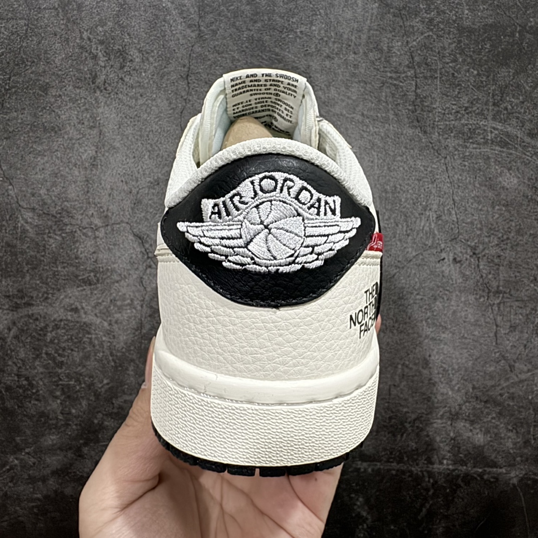 图片[4]-【定制版】Travis Scott x Fragment Design x Air Jordan 1 Low OG SP AJ1 乔1 Supreme北面联名-米白黑尾 低帮文化休闲板鞋 DIY1688-004rn#多方联名合作融合了Travis Scott 独特的音乐风格，藤原浩个性的设计风格以及Jordan品牌的经典元素 使其成为一双具有独特身份和价值的鞋子 清新而立体的外观加上联名标识更突出了其独特身份 这种配色方案显示出活力和时尚感 在视觉上引人注目  鞋身的质感和细腻的细节处理使其显得高端而格调十足  这款“倒钩”联名是设计与创意完美结合  融合多方的个性风格是一款备受瞩目的潮流鞋款r 尺码：36 36.5 37.5 38 38.5 39 40 40.5 41 42 42.5 43 44 44.5 45  编码：HXS320340-鞋库