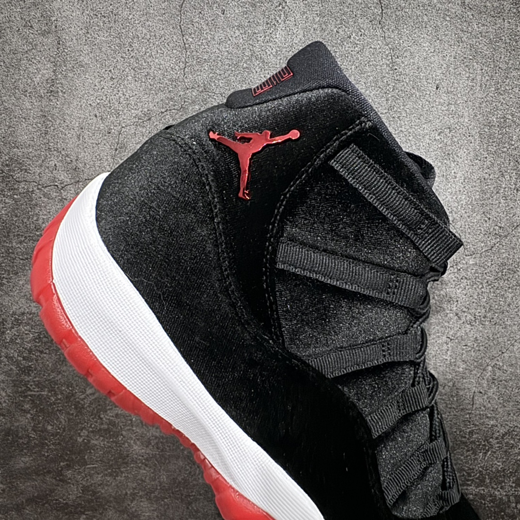 图片[7]-【顶级原装版】Air Jordan  AJ 11 Retro \”Bred Velvet\” 高帮 黑红天鹅绒nn新工厂出货 专业主打AJ11系列n同价位无对手 随意pk市面同级别的版本n原材料打造 无论版型做工还是细节 都无可挑剔n中底走线密度 钢印一应俱全 强烈推荐的低价好版本💪🏻nn作为AJ11的传奇配色，黑红的搭配永远是那么的吸睛！n鞋身采用丝绒面料打造整体设计，以奢华型格焕新演绎，沿袭经典配色带来与众不同的光泽质感效果。n后跟依然使用经典二三呈现，以及带有特殊的金属红色Jumpman Logo点缀，十分精致，闪闪发光的感觉，真是帅到爆!! 货号：DB5457-061 尺码:36 36.5 37.5 38 38.5 39 40 40.5 41 42 42.5 43 44 45 46 47.5 编码：WE310340-鞋库