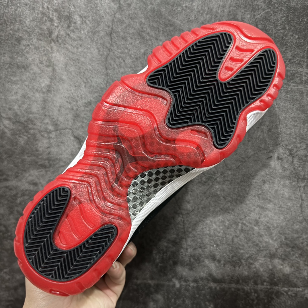 图片[9]-【顶级原装版】Air Jordan  AJ 11 Retro \”Bred Velvet\” 高帮 黑红天鹅绒nn新工厂出货 专业主打AJ11系列n同价位无对手 随意pk市面同级别的版本n原材料打造 无论版型做工还是细节 都无可挑剔n中底走线密度 钢印一应俱全 强烈推荐的低价好版本💪🏻nn作为AJ11的传奇配色，黑红的搭配永远是那么的吸睛！n鞋身采用丝绒面料打造整体设计，以奢华型格焕新演绎，沿袭经典配色带来与众不同的光泽质感效果。n后跟依然使用经典二三呈现，以及带有特殊的金属红色Jumpman Logo点缀，十分精致，闪闪发光的感觉，真是帅到爆!! 货号：DB5457-061 尺码:36 36.5 37.5 38 38.5 39 40 40.5 41 42 42.5 43 44 45 46 47.5 编码：WE310340-鞋库