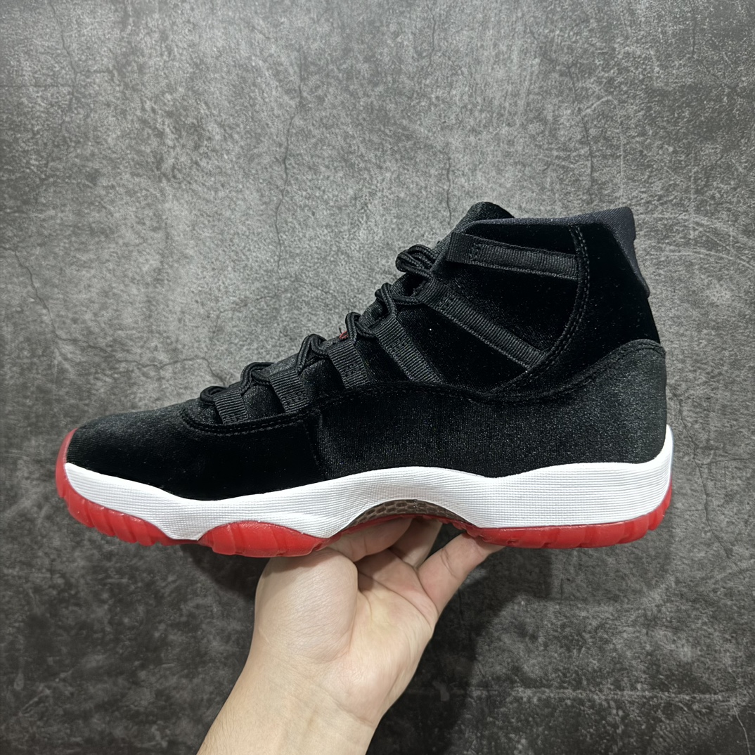 图片[2]-【顶级原装版】Air Jordan  AJ 11 Retro \”Bred Velvet\” 高帮 黑红天鹅绒nn新工厂出货 专业主打AJ11系列n同价位无对手 随意pk市面同级别的版本n原材料打造 无论版型做工还是细节 都无可挑剔n中底走线密度 钢印一应俱全 强烈推荐的低价好版本💪🏻nn作为AJ11的传奇配色，黑红的搭配永远是那么的吸睛！n鞋身采用丝绒面料打造整体设计，以奢华型格焕新演绎，沿袭经典配色带来与众不同的光泽质感效果。n后跟依然使用经典二三呈现，以及带有特殊的金属红色Jumpman Logo点缀，十分精致，闪闪发光的感觉，真是帅到爆!! 货号：DB5457-061 尺码:36 36.5 37.5 38 38.5 39 40 40.5 41 42 42.5 43 44 45 46 47.5 编码：WE310340-鞋库