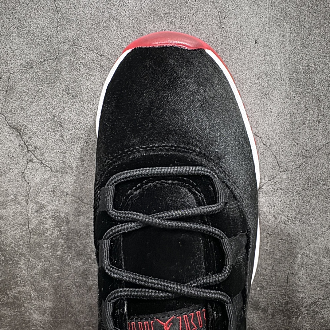 图片[5]-【顶级原装版】Air Jordan  AJ 11 Retro \”Bred Velvet\” 高帮 黑红天鹅绒nn新工厂出货 专业主打AJ11系列n同价位无对手 随意pk市面同级别的版本n原材料打造 无论版型做工还是细节 都无可挑剔n中底走线密度 钢印一应俱全 强烈推荐的低价好版本💪🏻nn作为AJ11的传奇配色，黑红的搭配永远是那么的吸睛！n鞋身采用丝绒面料打造整体设计，以奢华型格焕新演绎，沿袭经典配色带来与众不同的光泽质感效果。n后跟依然使用经典二三呈现，以及带有特殊的金属红色Jumpman Logo点缀，十分精致，闪闪发光的感觉，真是帅到爆!! 货号：DB5457-061 尺码:36 36.5 37.5 38 38.5 39 40 40.5 41 42 42.5 43 44 45 46 47.5 编码：WE310340-鞋库