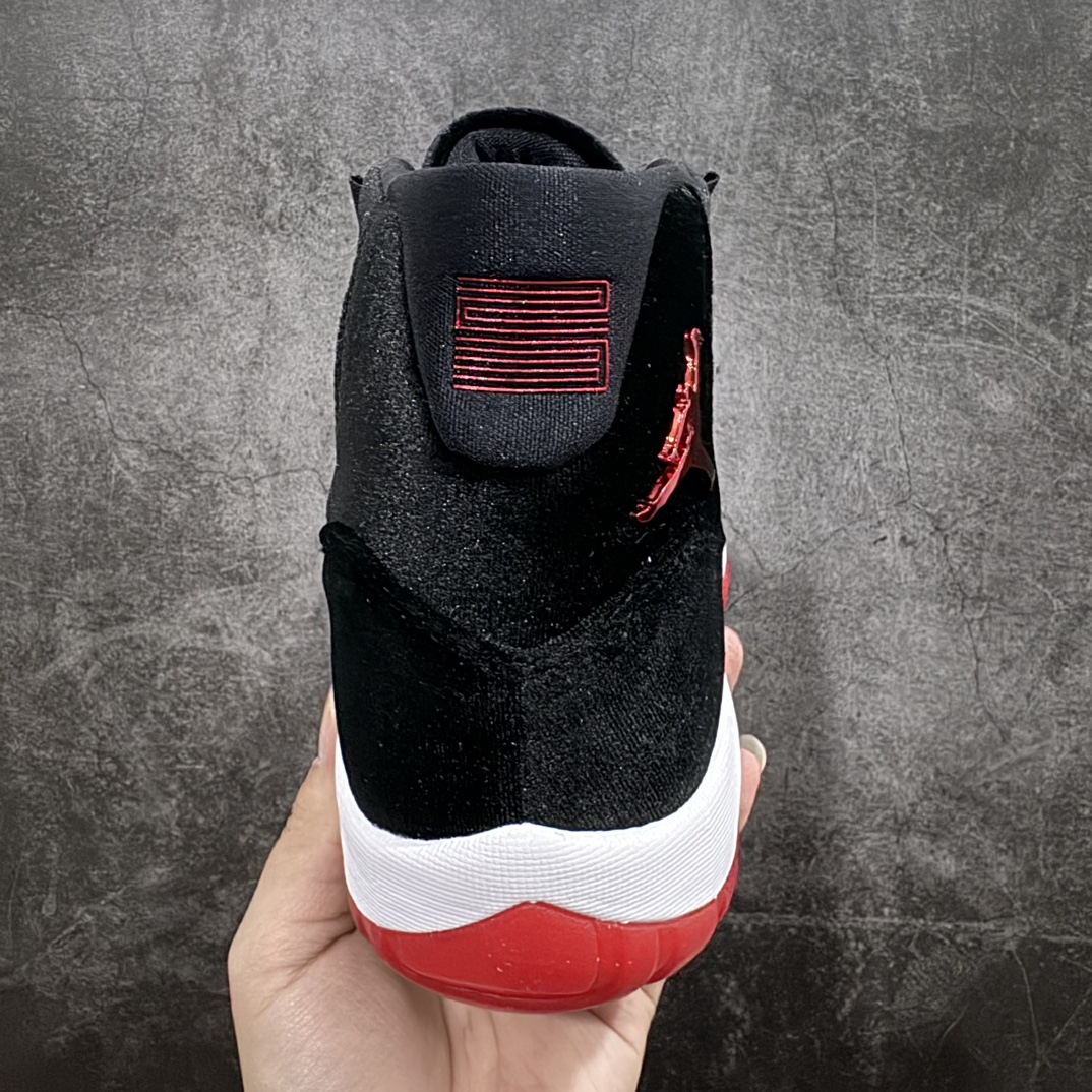 图片[4]-【顶级原装版】Air Jordan  AJ 11 Retro \”Bred Velvet\” 高帮 黑红天鹅绒nn新工厂出货 专业主打AJ11系列n同价位无对手 随意pk市面同级别的版本n原材料打造 无论版型做工还是细节 都无可挑剔n中底走线密度 钢印一应俱全 强烈推荐的低价好版本💪🏻nn作为AJ11的传奇配色，黑红的搭配永远是那么的吸睛！n鞋身采用丝绒面料打造整体设计，以奢华型格焕新演绎，沿袭经典配色带来与众不同的光泽质感效果。n后跟依然使用经典二三呈现，以及带有特殊的金属红色Jumpman Logo点缀，十分精致，闪闪发光的感觉，真是帅到爆!! 货号：DB5457-061 尺码:36 36.5 37.5 38 38.5 39 40 40.5 41 42 42.5 43 44 45 46 47.5 编码：WE310340-鞋库