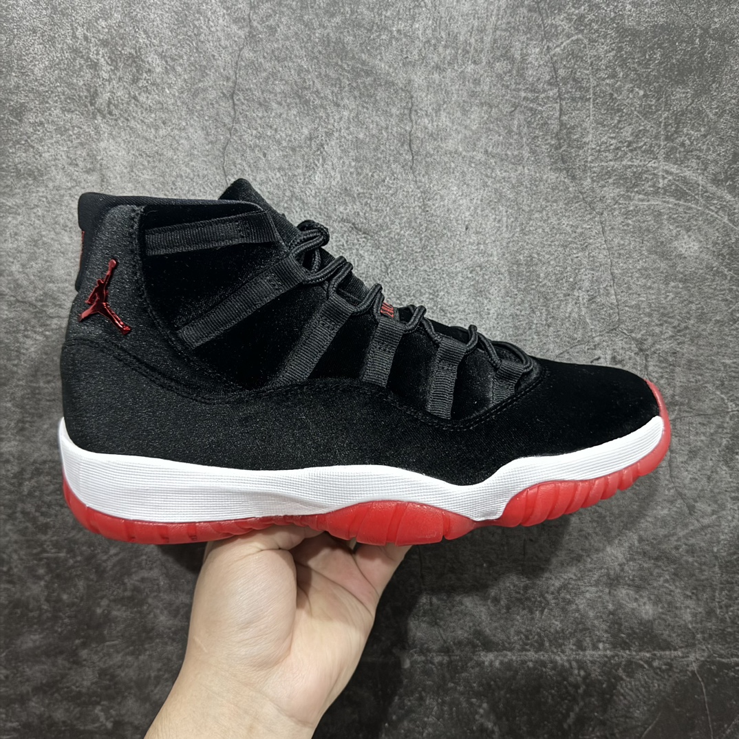 【顶级原装版】Air Jordan  AJ 11 Retro \”Bred Velvet\” 高帮 黑红天鹅绒nn新工厂出货 专业主打AJ11系列n同价位无对手 随意pk市面同级别的版本n原材料打造 无论版型做工还是细节 都无可挑剔n中底走线密度 钢印一应俱全 强烈推荐的低价好版本💪🏻nn作为AJ11的传奇配色，黑红的搭配永远是那么的吸睛！n鞋身采用丝绒面料打造整体设计，以奢华型格焕新演绎，沿袭经典配色带来与众不同的光泽质感效果。n后跟依然使用经典二三呈现，以及带有特殊的金属红色Jumpman Logo点缀，十分精致，闪闪发光的感觉，真是帅到爆!! 货号：DB5457-061 尺码:36 36.5 37.5 38 38.5 39 40 40.5 41 42 42.5 43 44 45 46 47.5 编码：WE310340-鞋库