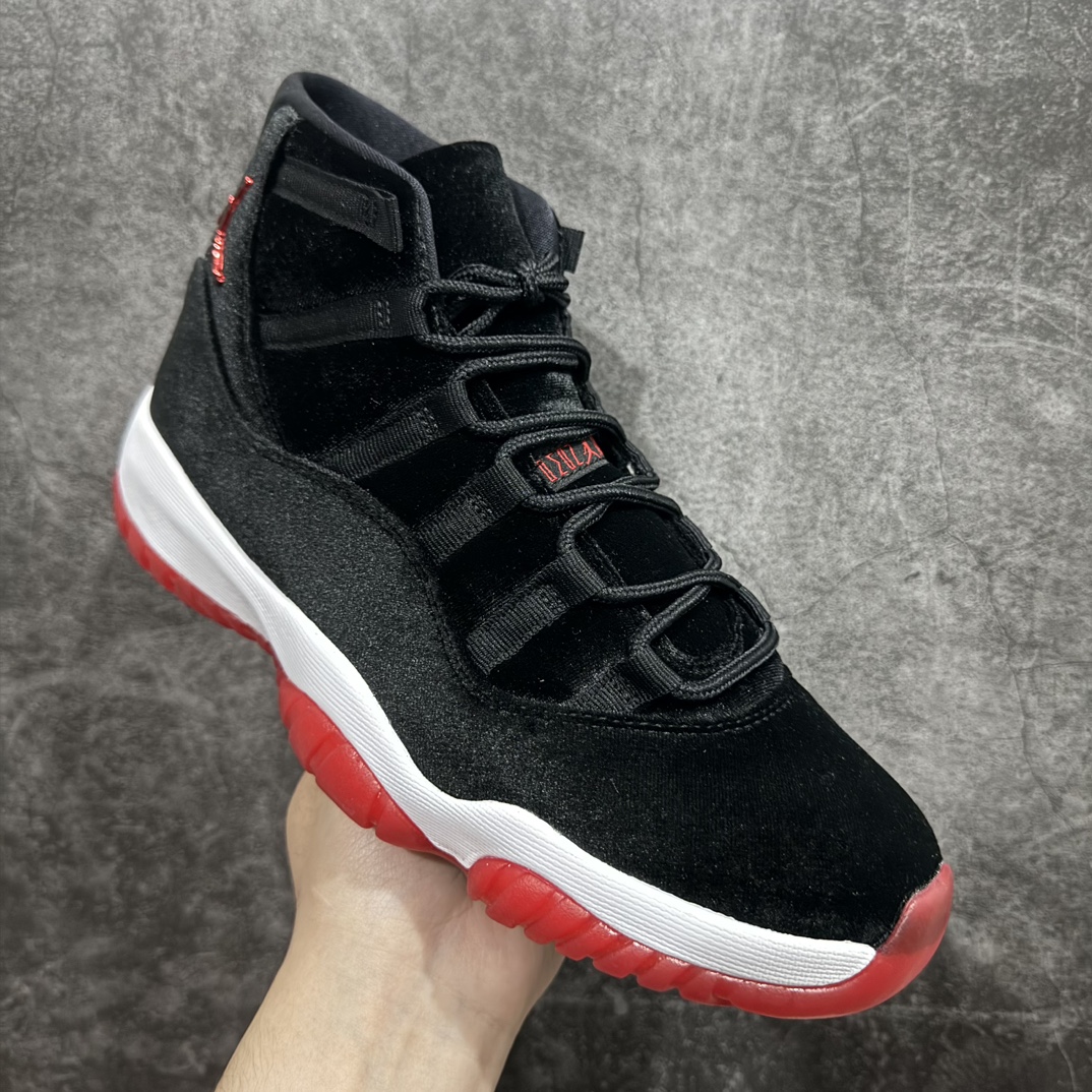 图片[3]-【顶级原装版】Air Jordan  AJ 11 Retro \”Bred Velvet\” 高帮 黑红天鹅绒nn新工厂出货 专业主打AJ11系列n同价位无对手 随意pk市面同级别的版本n原材料打造 无论版型做工还是细节 都无可挑剔n中底走线密度 钢印一应俱全 强烈推荐的低价好版本💪🏻nn作为AJ11的传奇配色，黑红的搭配永远是那么的吸睛！n鞋身采用丝绒面料打造整体设计，以奢华型格焕新演绎，沿袭经典配色带来与众不同的光泽质感效果。n后跟依然使用经典二三呈现，以及带有特殊的金属红色Jumpman Logo点缀，十分精致，闪闪发光的感觉，真是帅到爆!! 货号：DB5457-061 尺码:36 36.5 37.5 38 38.5 39 40 40.5 41 42 42.5 43 44 45 46 47.5 编码：WE310340-鞋库