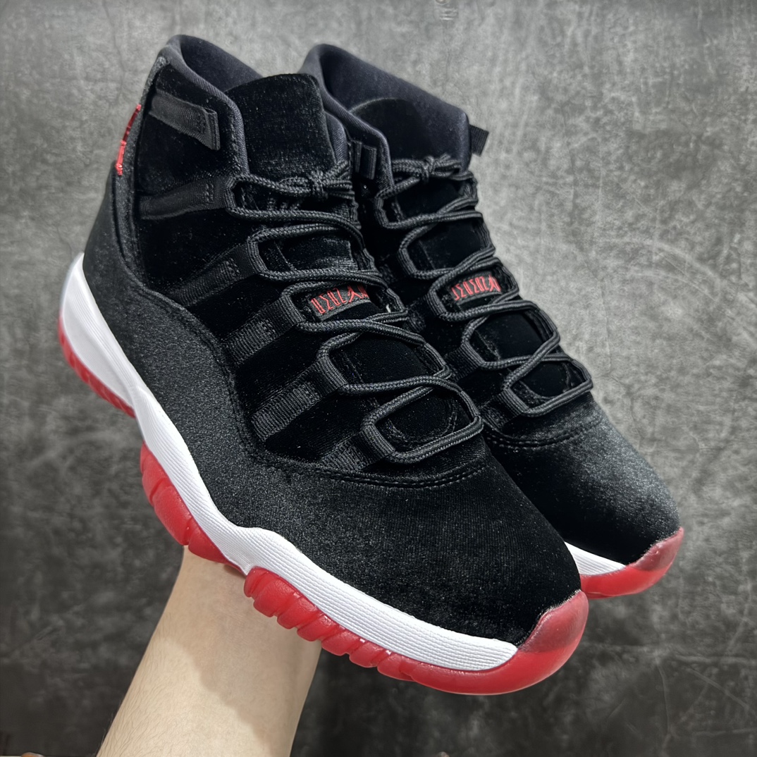 【顶级原装版】Air Jordan  AJ 11 Retro \”Bred Velvet\” 高帮 黑红天鹅绒nn新工厂出货 专业主打AJ11系列n同价位无对手 随意pk市面同级别的版本n原材料打造 无论版型做工还是细节 都无可挑剔n中底走线密度 钢印一应俱全 强烈推荐的低价好版本💪🏻nn作为AJ11的传奇配色，黑红的搭配永远是那么的吸睛！n鞋身采用丝绒面料打造整体设计，以奢华型格焕新演绎，沿袭经典配色带来与众不同的光泽质感效果。n后跟依然使用经典二三呈现，以及带有特殊的金属红色Jumpman Logo点缀，十分精致，闪闪发光的感觉，真是帅到爆!! 货号：DB5457-061 尺码:36 36.5 37.5 38 38.5 39 40 40.5 41 42 42.5 43 44 45 46 47.5 编码：WE310340-鞋库