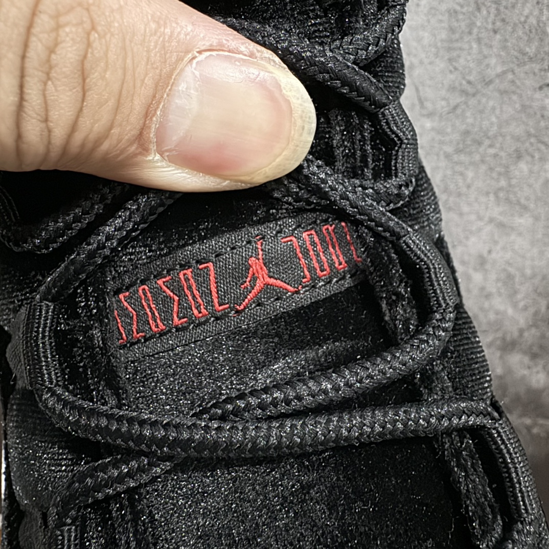 图片[8]-【顶级原装版】Air Jordan  AJ 11 Retro \”Bred Velvet\” 高帮 黑红天鹅绒nn新工厂出货 专业主打AJ11系列n同价位无对手 随意pk市面同级别的版本n原材料打造 无论版型做工还是细节 都无可挑剔n中底走线密度 钢印一应俱全 强烈推荐的低价好版本💪🏻nn作为AJ11的传奇配色，黑红的搭配永远是那么的吸睛！n鞋身采用丝绒面料打造整体设计，以奢华型格焕新演绎，沿袭经典配色带来与众不同的光泽质感效果。n后跟依然使用经典二三呈现，以及带有特殊的金属红色Jumpman Logo点缀，十分精致，闪闪发光的感觉，真是帅到爆!! 货号：DB5457-061 尺码:36 36.5 37.5 38 38.5 39 40 40.5 41 42 42.5 43 44 45 46 47.5 编码：WE310340-鞋库