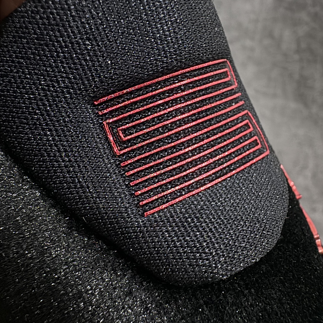 图片[3]-【顶级原装版】Air Jordan  AJ 11 Retro \”Bred Velvet\” 高帮 黑红天鹅绒nn新工厂出货 专业主打AJ11系列n同价位无对手 随意pk市面同级别的版本n原材料打造 无论版型做工还是细节 都无可挑剔n中底走线密度 钢印一应俱全 强烈推荐的低价好版本💪🏻nn作为AJ11的传奇配色，黑红的搭配永远是那么的吸睛！n鞋身采用丝绒面料打造整体设计，以奢华型格焕新演绎，沿袭经典配色带来与众不同的光泽质感效果。n后跟依然使用经典二三呈现，以及带有特殊的金属红色Jumpman Logo点缀，十分精致，闪闪发光的感觉，真是帅到爆!! 货号：DB5457-061 尺码:36 36.5 37.5 38 38.5 39 40 40.5 41 42 42.5 43 44 45 46 47.5 编码：WE310340-鞋库