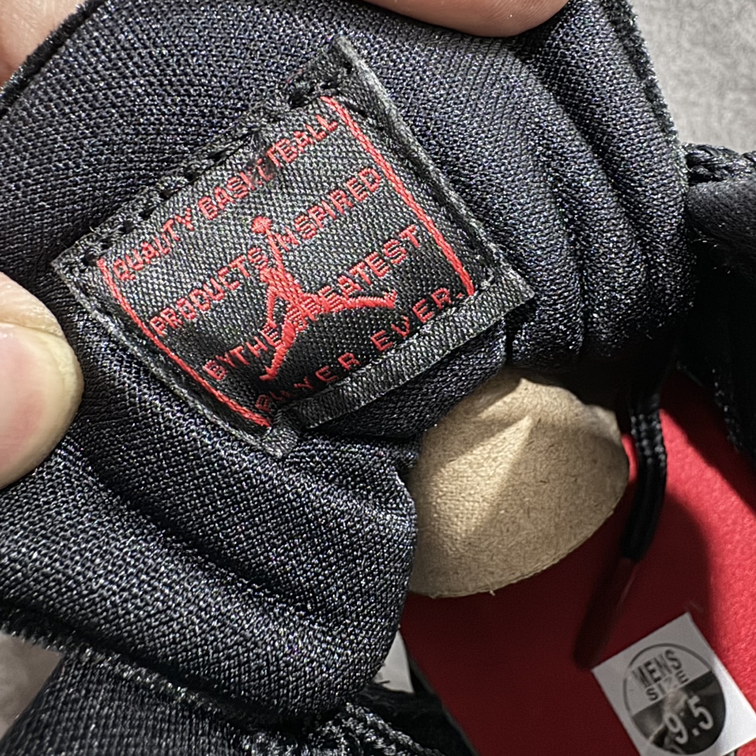 图片[9]-【顶级原装版】Air Jordan  AJ 11 Retro \”Bred Velvet\” 高帮 黑红天鹅绒nn新工厂出货 专业主打AJ11系列n同价位无对手 随意pk市面同级别的版本n原材料打造 无论版型做工还是细节 都无可挑剔n中底走线密度 钢印一应俱全 强烈推荐的低价好版本💪🏻nn作为AJ11的传奇配色，黑红的搭配永远是那么的吸睛！n鞋身采用丝绒面料打造整体设计，以奢华型格焕新演绎，沿袭经典配色带来与众不同的光泽质感效果。n后跟依然使用经典二三呈现，以及带有特殊的金属红色Jumpman Logo点缀，十分精致，闪闪发光的感觉，真是帅到爆!! 货号：DB5457-061 尺码:36 36.5 37.5 38 38.5 39 40 40.5 41 42 42.5 43 44 45 46 47.5 编码：WE310340-鞋库