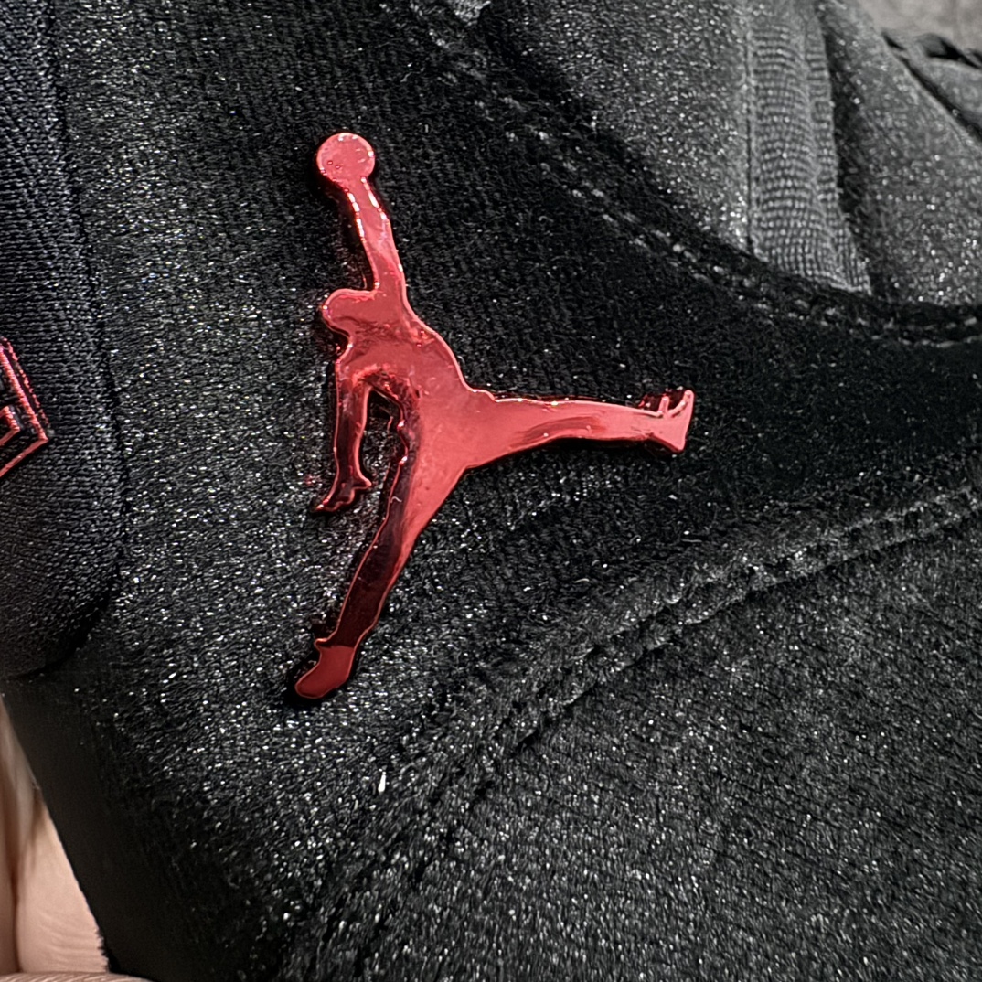 图片[4]-【顶级原装版】Air Jordan  AJ 11 Retro \”Bred Velvet\” 高帮 黑红天鹅绒nn新工厂出货 专业主打AJ11系列n同价位无对手 随意pk市面同级别的版本n原材料打造 无论版型做工还是细节 都无可挑剔n中底走线密度 钢印一应俱全 强烈推荐的低价好版本💪🏻nn作为AJ11的传奇配色，黑红的搭配永远是那么的吸睛！n鞋身采用丝绒面料打造整体设计，以奢华型格焕新演绎，沿袭经典配色带来与众不同的光泽质感效果。n后跟依然使用经典二三呈现，以及带有特殊的金属红色Jumpman Logo点缀，十分精致，闪闪发光的感觉，真是帅到爆!! 货号：DB5457-061 尺码:36 36.5 37.5 38 38.5 39 40 40.5 41 42 42.5 43 44 45 46 47.5 编码：WE310340-鞋库