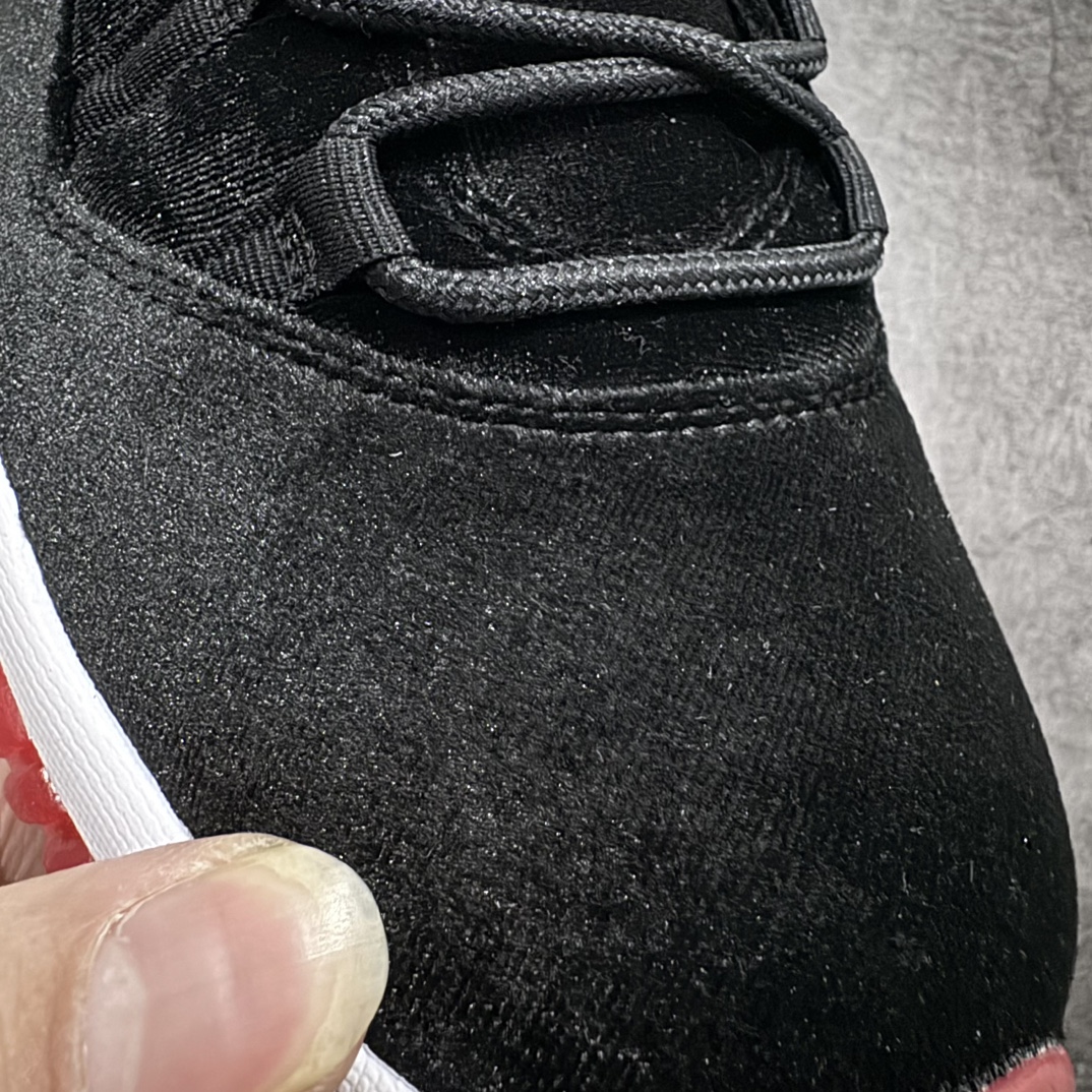 图片[6]-【顶级原装版】Air Jordan  AJ 11 Retro \”Bred Velvet\” 高帮 黑红天鹅绒nn新工厂出货 专业主打AJ11系列n同价位无对手 随意pk市面同级别的版本n原材料打造 无论版型做工还是细节 都无可挑剔n中底走线密度 钢印一应俱全 强烈推荐的低价好版本💪🏻nn作为AJ11的传奇配色，黑红的搭配永远是那么的吸睛！n鞋身采用丝绒面料打造整体设计，以奢华型格焕新演绎，沿袭经典配色带来与众不同的光泽质感效果。n后跟依然使用经典二三呈现，以及带有特殊的金属红色Jumpman Logo点缀，十分精致，闪闪发光的感觉，真是帅到爆!! 货号：DB5457-061 尺码:36 36.5 37.5 38 38.5 39 40 40.5 41 42 42.5 43 44 45 46 47.5 编码：WE310340-鞋库