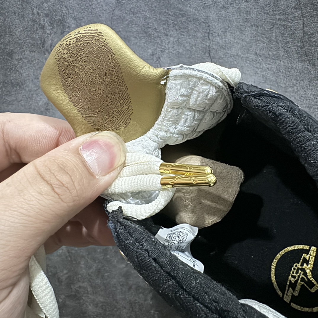 图片[6]-【外贸版】Air Jordan 23 UNC 高帮 黑白金 AJ23 乔丹23代 aj23 乔23 高邦 北卡蓝 乔丹篮球鞋系列n鞋身采用黑白红的配色方案，大面积的黑色皮革鞋身银色车线结合，带来奢华的质感以及震撼的视觉冲击，通过鞋身中部银色车线映出中底红色TPU包裹框架，加上鞋头延伸至鞋舌上白色斑点点缀，整体既吸睛又耐看；鞋舌上Jumpman Logo辅以雕刻呈现，鞋帮处采用编织织物，是整双鞋的亮点之一。 货号：CZ6222-001 尺码：40 40.5 41 42 42.5 43 44 44.5 45 46 47.5  编码：XZ470500-鞋库