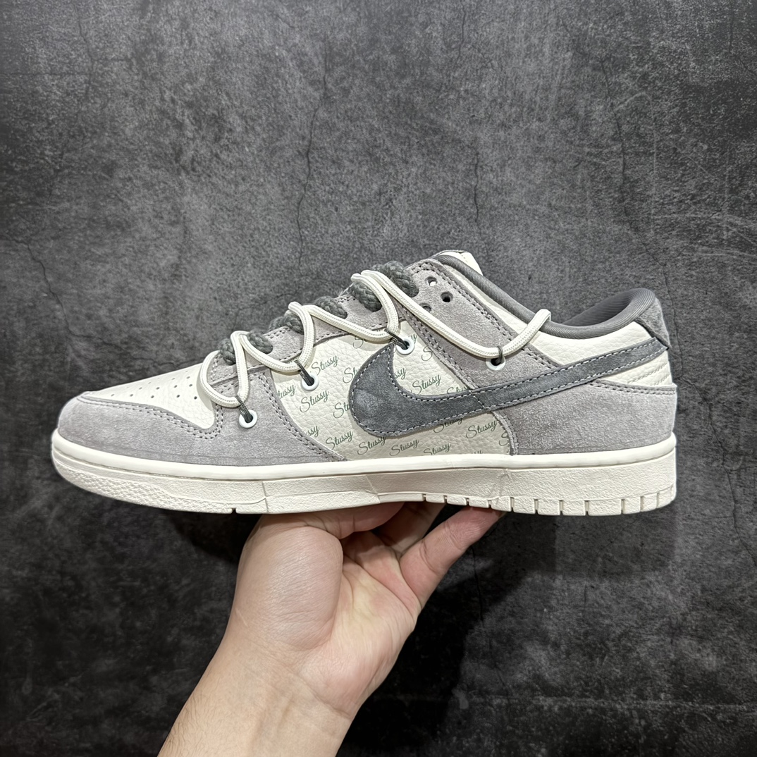 图片[2]-【定制版】Nk SB Dunk Low 斯图西联名-绑带灰刺绣灰勾 周年高端定制 低帮休闲板鞋 SJ2068-307rn#定制鞋盒 大厂纯原品质出货 超高清洁度 皮料切割干净无任何毛边 细节完美 r 尺码：36 36.5 37.5 38 38.5 39 40 40.5 41 42 42.5 43 44 44.5 45  编码：HXS340360-莆田鞋批发中心