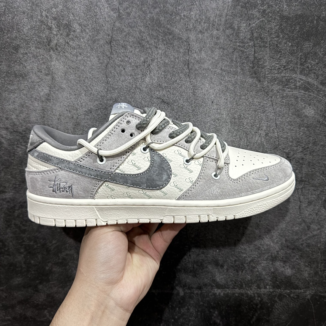 【定制版】Nk SB Dunk Low 斯图西联名-绑带灰刺绣灰勾 周年高端定制 低帮休闲板鞋 SJ2068-307rn#定制鞋盒 大厂纯原品质出货 超高清洁度 皮料切割干净无任何毛边 细节完美 r 尺码：36 36.5 37.5 38 38.5 39 40 40.5 41 42 42.5 43 44 44.5 45  编码：HXS340360-莆田鞋批发中心