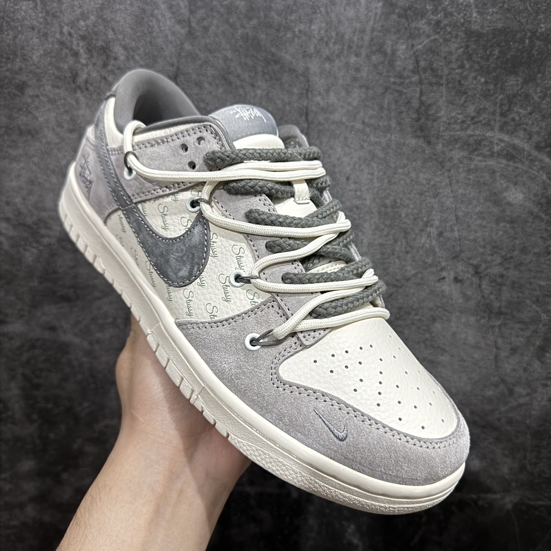 图片[3]-【定制版】Nk SB Dunk Low 斯图西联名-绑带灰刺绣灰勾 周年高端定制 低帮休闲板鞋 SJ2068-307rn#定制鞋盒 大厂纯原品质出货 超高清洁度 皮料切割干净无任何毛边 细节完美 r 尺码：36 36.5 37.5 38 38.5 39 40 40.5 41 42 42.5 43 44 44.5 45  编码：HXS340360-莆田鞋批发中心