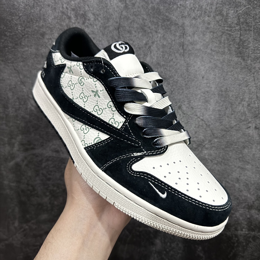 图片[3]-【定制版】Travis Scott x Fragment Design x Air Jordan 1 Low OG SP AJ1 乔1 古驰联名-黑蜻蜓 低帮文化休闲板鞋 SJ2068-139rnn多方联名合作融合了Travis Scott 独特的音乐风格，藤原浩个性的设计风格以及Jordan品牌的经典元素 使其成为一双具有独特身份和价值的鞋子 清新而立体的外观加上联名标识更突出了其独特身份 这种配色方案显示出活力和时尚感 在视觉上引人注目  鞋身的质感和细腻的细节处理使其显得高端而格调十足  这款“倒钩”联名是设计与创意完美结合  融合多方的个性风格是一款备受瞩目的潮流鞋款r 尺码：36 36.5 37.5 38 38.5 39 40 40.5 41 42 42.5 43 44 44.5 45 编码：HXS320340-莆田鞋批发中心