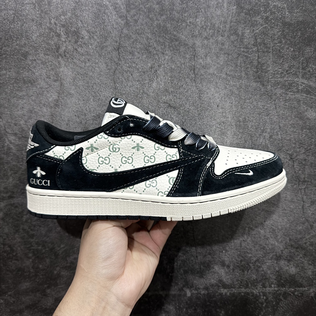 【定制版】Travis Scott x Fragment Design x Air Jordan 1 Low OG SP AJ1 乔1 古驰联名-黑蜻蜓 低帮文化休闲板鞋 SJ2068-139rnn多方联名合作融合了Travis Scott 独特的音乐风格，藤原浩个性的设计风格以及Jordan品牌的经典元素 使其成为一双具有独特身份和价值的鞋子 清新而立体的外观加上联名标识更突出了其独特身份 这种配色方案显示出活力和时尚感 在视觉上引人注目  鞋身的质感和细腻的细节处理使其显得高端而格调十足  这款“倒钩”联名是设计与创意完美结合  融合多方的个性风格是一款备受瞩目的潮流鞋款r 尺码：36 36.5 37.5 38 38.5 39 40 40.5 41 42 42.5 43 44 44.5 45 编码：HXS320340-莆田鞋批发中心