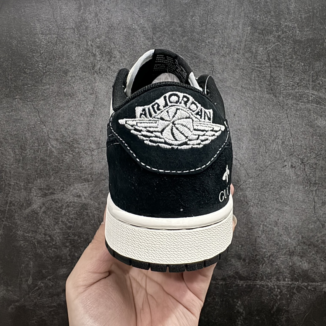 图片[4]-【定制版】Travis Scott x Fragment Design x Air Jordan 1 Low OG SP AJ1 乔1 古驰联名-黑蜻蜓 低帮文化休闲板鞋 SJ2068-139rnn多方联名合作融合了Travis Scott 独特的音乐风格，藤原浩个性的设计风格以及Jordan品牌的经典元素 使其成为一双具有独特身份和价值的鞋子 清新而立体的外观加上联名标识更突出了其独特身份 这种配色方案显示出活力和时尚感 在视觉上引人注目  鞋身的质感和细腻的细节处理使其显得高端而格调十足  这款“倒钩”联名是设计与创意完美结合  融合多方的个性风格是一款备受瞩目的潮流鞋款r 尺码：36 36.5 37.5 38 38.5 39 40 40.5 41 42 42.5 43 44 44.5 45 编码：HXS320340-莆田鞋批发中心