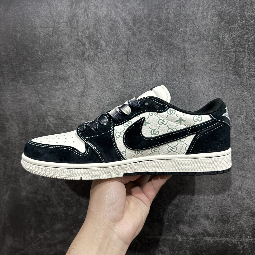 图片[2]-【定制版】Travis Scott x Fragment Design x Air Jordan 1 Low OG SP AJ1 乔1 古驰联名-黑蜻蜓 低帮文化休闲板鞋 SJ2068-139rnn多方联名合作融合了Travis Scott 独特的音乐风格，藤原浩个性的设计风格以及Jordan品牌的经典元素 使其成为一双具有独特身份和价值的鞋子 清新而立体的外观加上联名标识更突出了其独特身份 这种配色方案显示出活力和时尚感 在视觉上引人注目  鞋身的质感和细腻的细节处理使其显得高端而格调十足  这款“倒钩”联名是设计与创意完美结合  融合多方的个性风格是一款备受瞩目的潮流鞋款r 尺码：36 36.5 37.5 38 38.5 39 40 40.5 41 42 42.5 43 44 44.5 45 编码：HXS320340-莆田鞋批发中心