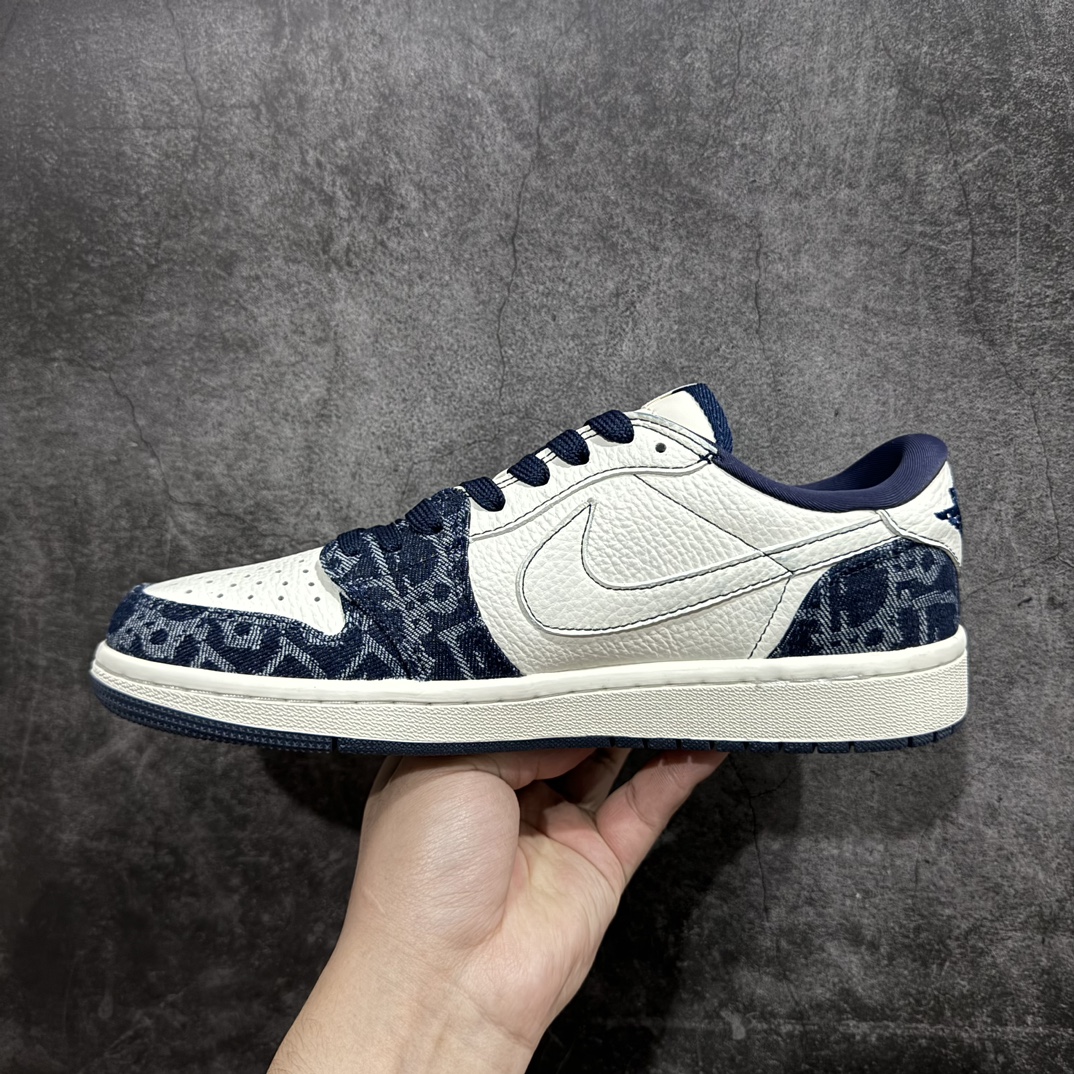 图片[2]-【定制版】Travis Scott x Fragment Design x Air Jordan 1 Low OG SP AJ1 乔1 迪奥联名-白蓝牛仔 低帮文化休闲板鞋 CH6336-017rn#多方联名合作融合了Travis Scott 独特的音乐风格，藤原浩个性的设计风格以及Jordan品牌的经典元素 使其成为一双具有独特身份和价值的鞋子 清新而立体的外观加上联名标识更突出了其独特身份 这种配色方案显示出活力和时尚感 在视觉上引人注目  鞋身的质感和细腻的细节处理使其显得高端而格调十足  这款“倒钩”联名是设计与创意完美结合  融合多方的个性风格是一款备受瞩目的潮流鞋款r 尺码：36 36.5 37.5 38 38.5 39 40 40.5 41 42 42.5 43 44 44.5 45  编码：HXS320340-莆田鞋批发中心