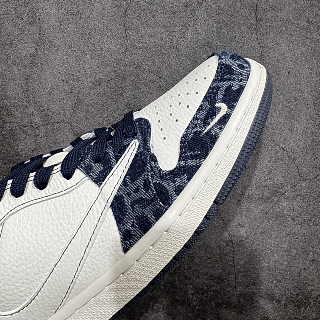 图片[6]-【定制版】Travis Scott x Fragment Design x Air Jordan 1 Low OG SP AJ1 乔1 迪奥联名-白蓝牛仔 低帮文化休闲板鞋 CH6336-017rn#多方联名合作融合了Travis Scott 独特的音乐风格，藤原浩个性的设计风格以及Jordan品牌的经典元素 使其成为一双具有独特身份和价值的鞋子 清新而立体的外观加上联名标识更突出了其独特身份 这种配色方案显示出活力和时尚感 在视觉上引人注目  鞋身的质感和细腻的细节处理使其显得高端而格调十足  这款“倒钩”联名是设计与创意完美结合  融合多方的个性风格是一款备受瞩目的潮流鞋款r 尺码：36 36.5 37.5 38 38.5 39 40 40.5 41 42 42.5 43 44 44.5 45  编码：HXS320340-莆田鞋批发中心