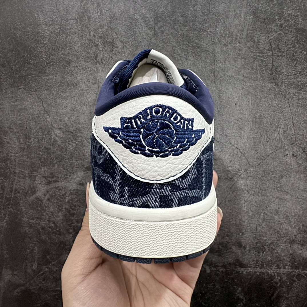 图片[4]-【定制版】Travis Scott x Fragment Design x Air Jordan 1 Low OG SP AJ1 乔1 迪奥联名-白蓝牛仔 低帮文化休闲板鞋 CH6336-017rn#多方联名合作融合了Travis Scott 独特的音乐风格，藤原浩个性的设计风格以及Jordan品牌的经典元素 使其成为一双具有独特身份和价值的鞋子 清新而立体的外观加上联名标识更突出了其独特身份 这种配色方案显示出活力和时尚感 在视觉上引人注目  鞋身的质感和细腻的细节处理使其显得高端而格调十足  这款“倒钩”联名是设计与创意完美结合  融合多方的个性风格是一款备受瞩目的潮流鞋款r 尺码：36 36.5 37.5 38 38.5 39 40 40.5 41 42 42.5 43 44 44.5 45  编码：HXS320340-莆田鞋批发中心