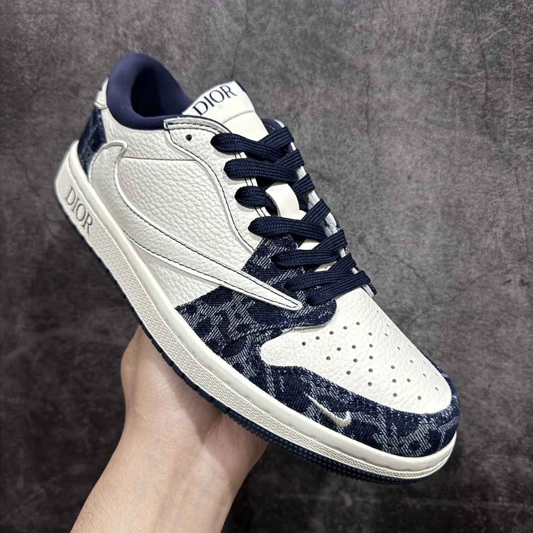 图片[3]-【定制版】Travis Scott x Fragment Design x Air Jordan 1 Low OG SP AJ1 乔1 迪奥联名-白蓝牛仔 低帮文化休闲板鞋 CH6336-017rn#多方联名合作融合了Travis Scott 独特的音乐风格，藤原浩个性的设计风格以及Jordan品牌的经典元素 使其成为一双具有独特身份和价值的鞋子 清新而立体的外观加上联名标识更突出了其独特身份 这种配色方案显示出活力和时尚感 在视觉上引人注目  鞋身的质感和细腻的细节处理使其显得高端而格调十足  这款“倒钩”联名是设计与创意完美结合  融合多方的个性风格是一款备受瞩目的潮流鞋款r 尺码：36 36.5 37.5 38 38.5 39 40 40.5 41 42 42.5 43 44 44.5 45  编码：HXS320340-莆田鞋批发中心